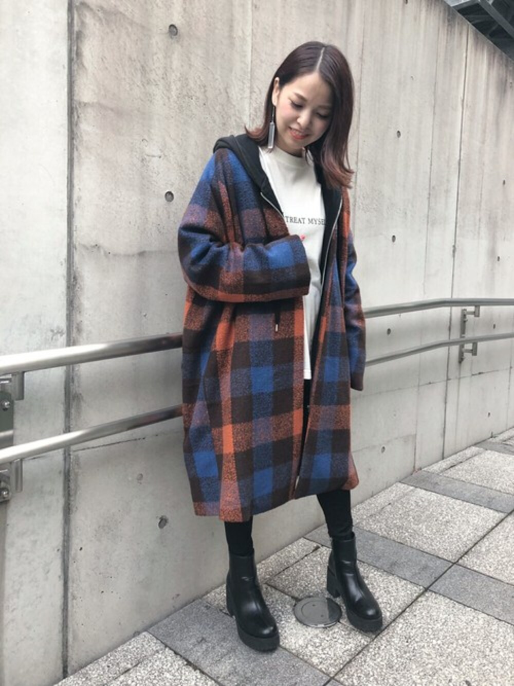 「ロゴT、パーカー、JEANASiS、冬コーデ、ジーナシス、チェックコート、黒スキニー、厚底ブーツ、柄アウター」｜「JEANASISの【WEB限定】チェックノーカラーコート/816191（その他アウター、オレンジ系）」を使った、JEANASIS　WEB　chanさん（レディース・152cm）の秋コーディネートの1枚目の写真