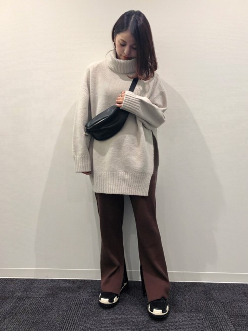 「JEANASiS、ジーナシス、タートルネック、ワイドパンツ、ブラウン、ボディバッグ、ウエストポーチ、サーマル、サイドスリット、ダッドスニーカー」｜「JEANASISのストレッチスリットBIGタートルニット/813065（ニット/セーター、グレー系）」を使った、JEANASIS　WEB　chanさん（レディース・152cm）の秋コーディネートの1枚目の写真
