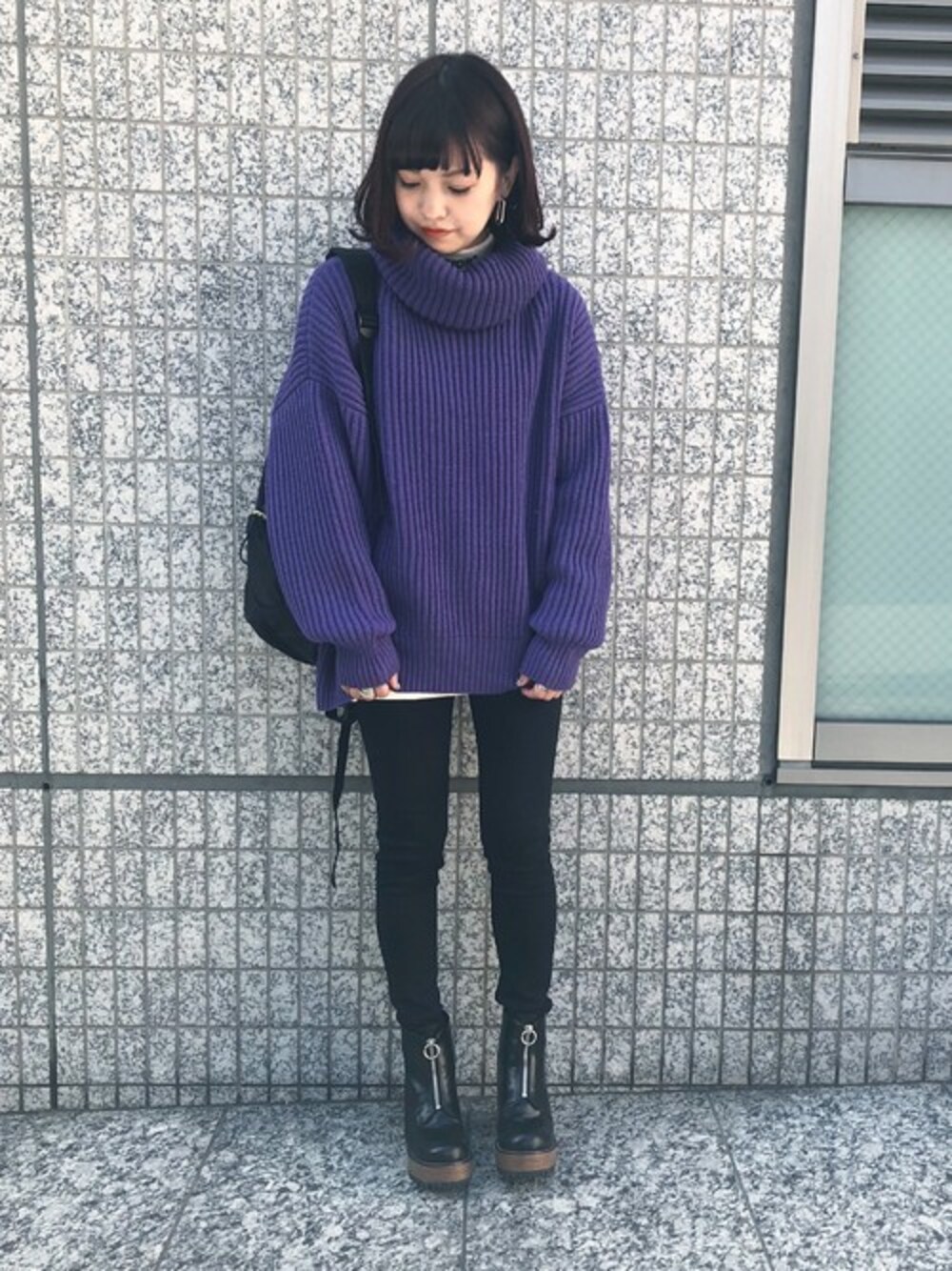「JEANASiS、ショートブーツ、冬コーデ、ジーナシス、タートルネック、パープル、スキニーデニム、ざっくりニット、黒スキニー、ルーズシルエット」｜「JEANASISの5Gカタアゼタートルニット/817086（ニット/セーター、パープル系）」を使った、JEANASIS　WEB　chanさん（レディース・152cm）の秋コーディネートの1枚目の写真