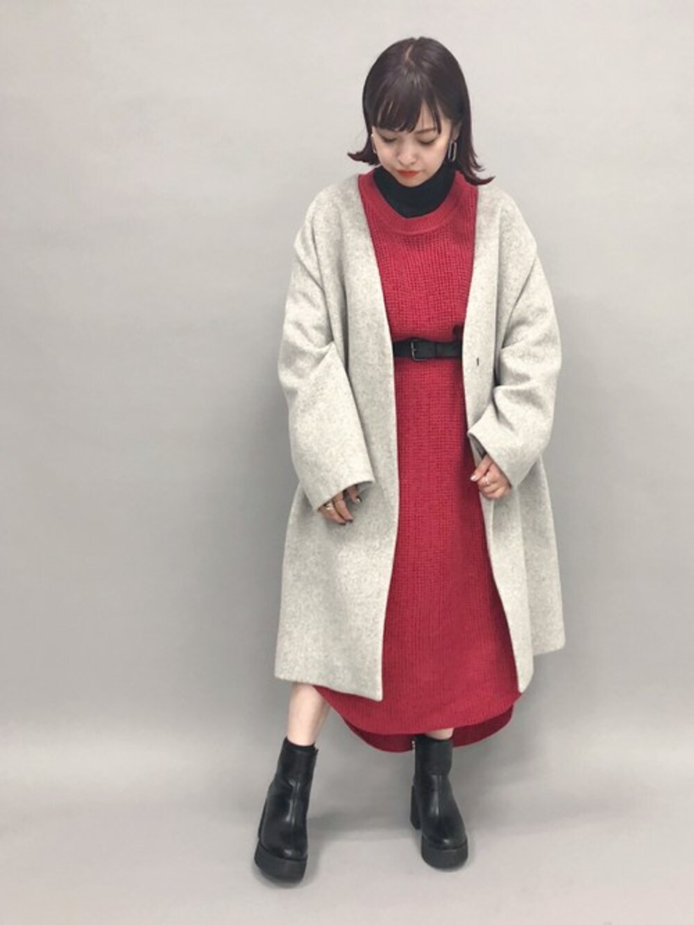 「カジュアル、レッド、JEANASiS、ショートブーツ、ニットワンピース、ジーナシス、ロングコート、ノーカラーコート、ライトグレー、ワッフル」｜「JEANASISのBIGワッフルワンピース/819206（ワンピース、レッド系）」を使った、JEANASIS　WEB　chanさん（レディース・152cm）の秋コーディネートの1枚目の写真