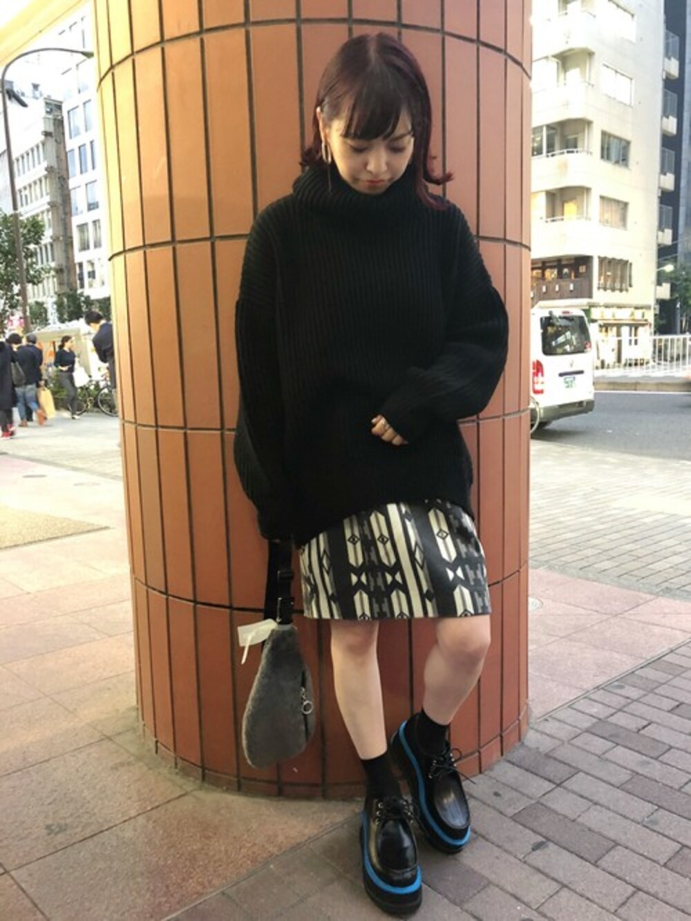 「JEANASiS、ミニスカート、モノトーン、ジーナシス、タートルネック、コクーンスカート、柄スカート、厚底シューズ、ざっくりニット、ゆったりコーデ」｜「JEANASISの5Gカタアゼタートルニット/817086（ニット/セーター、ブラック系）」を使った、JEANASIS　WEB　chanさん（レディース・152cm）の秋コーディネートの1枚目の写真