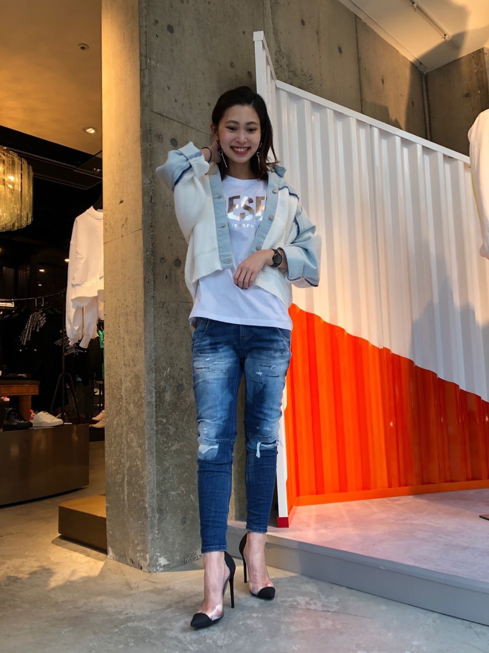 ホワイト系のデニムジャケット、ホワイト系のTシャツ/カットソー、ブルー系のデニムパンツを着用したレディースの春コーディネートの1枚目の写真