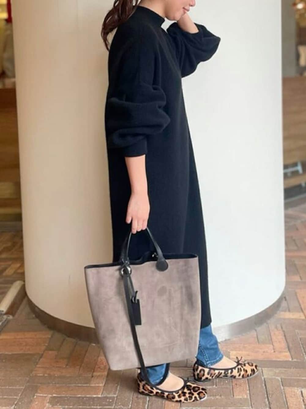ブラック系のワンピース、ブルー系のその他パンツ、グレー系のトートバッグを着用したレディースの秋コーディネートの1枚目の写真