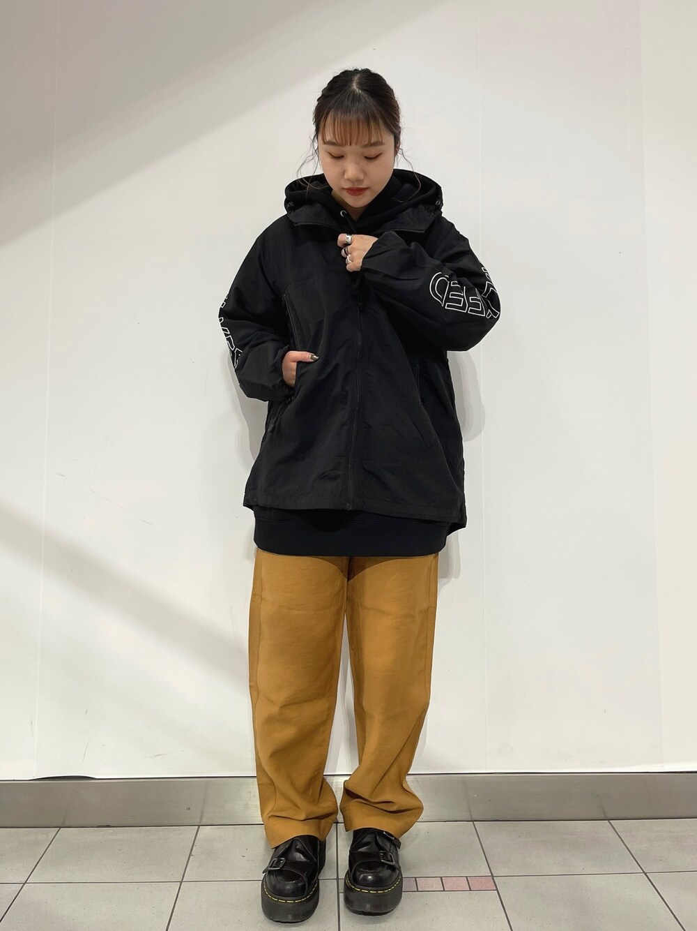 「パンツスタイル、シンプル、メンズライク、ブラック、スウェット、ラフコーデ、milkfed、ミルクフェド」｜「MILKFED.のOUTLINE LOGO HOODED ZIP JACKET（ナイロンジャケット、ブラック系）」を使った、森日菜子さん（レディース・154cm）の冬コーディネートの1枚目の写真