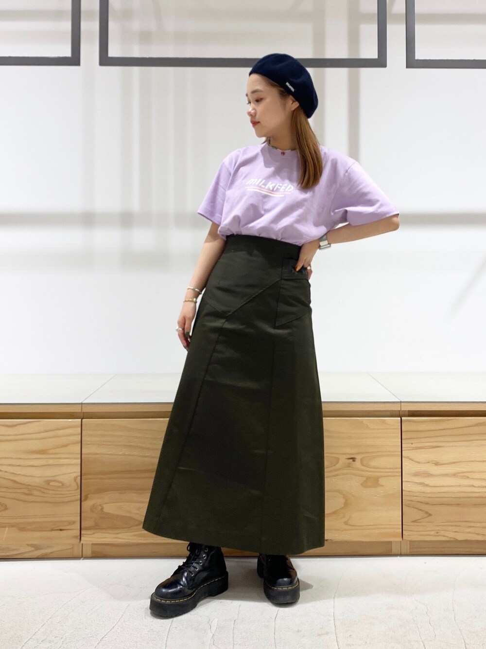 「MILKFED.、milkfed._ootd、きれいめカジュアル、ロングスカート、ベレー帽」｜「MILKFED.のLOGO BELT LONG SKIRT（スカート、グリーン系）」を使った、森日菜子さん（レディース・154cm）の春コーディネートの1枚目の写真
