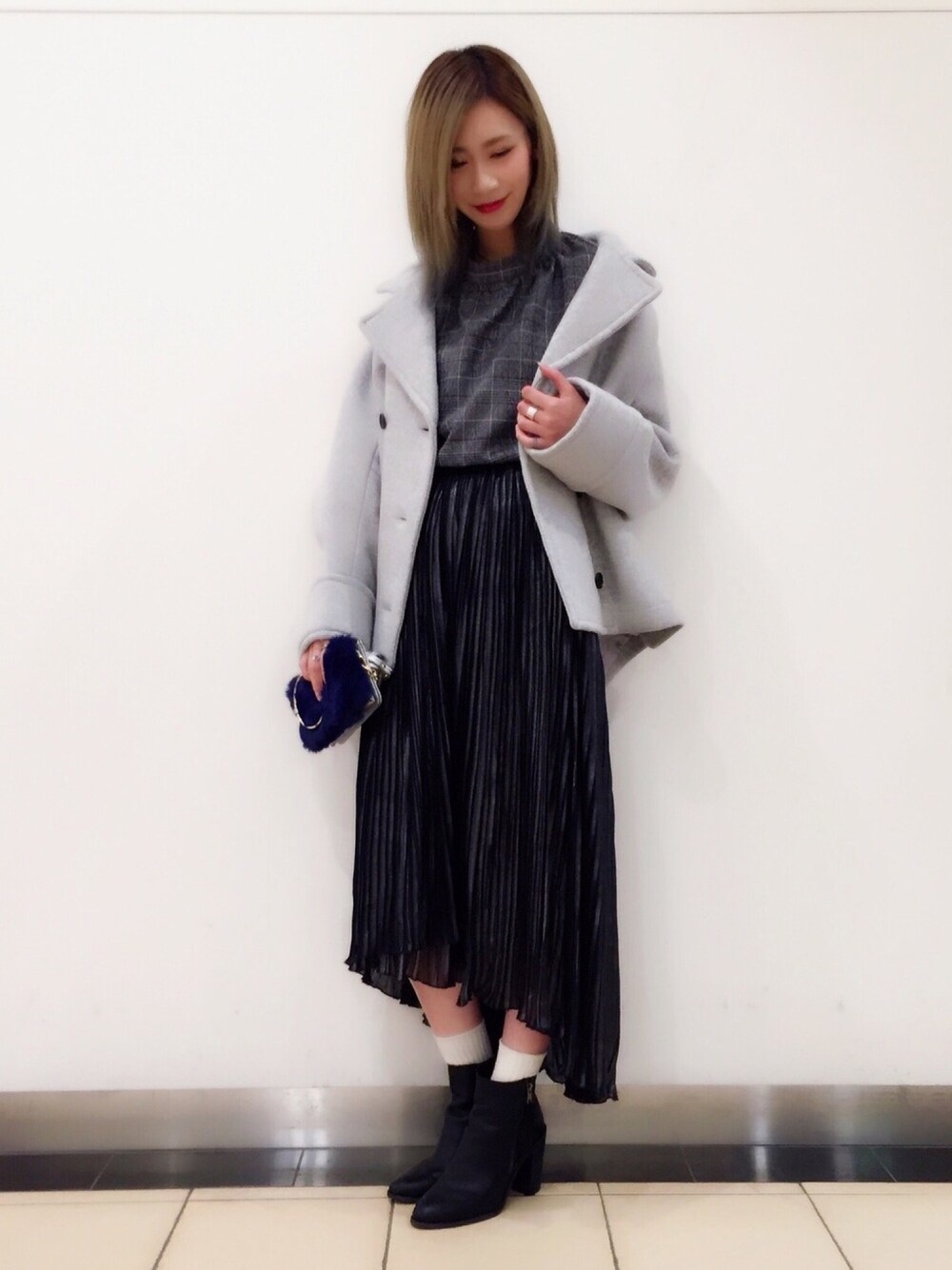 「コート、グレー、オーバーサイズ、グレンチェック、ブラウス、プリーツスカート、ブラック、ブーツ、HARE、HARELADIES」｜「HAREのワイドスリーブＰコート（HARE)（ピーコート、グレー系）」を使った、ERIKA (BABYLONE)さん（レディース・165cm）の春コーディネートの1枚目の写真