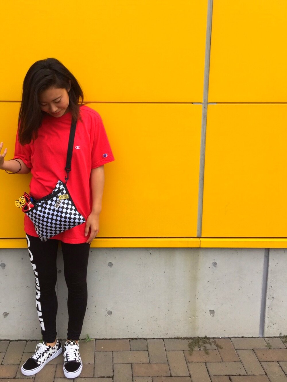 「ストリート、VANS、oldschool、ＨＭ、Champion」｜「ChampionのCHAMPION別注 BIGポケットカットソー(HARE)（Tシャツ/カットソー、レッド系）」を使った、miyuuさん（レディース・160cm）の夏コーディネートの1枚目の写真