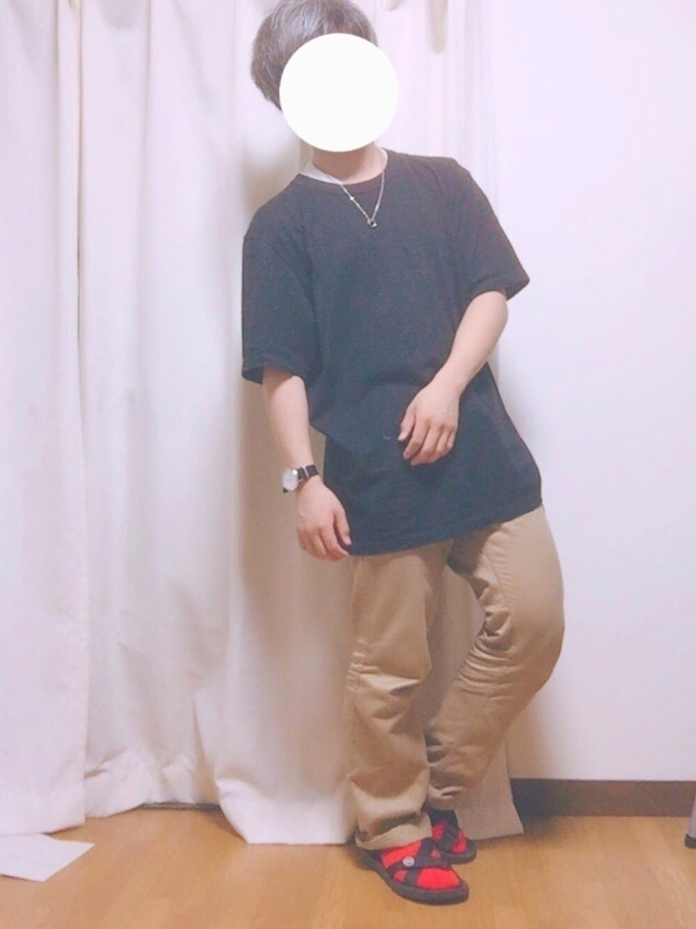 ブラック系のTシャツ/カットソー、ベージュ系のその他パンツ、ブルー系のサンダルを着用したメンズの夏コーディネートの1枚目の写真
