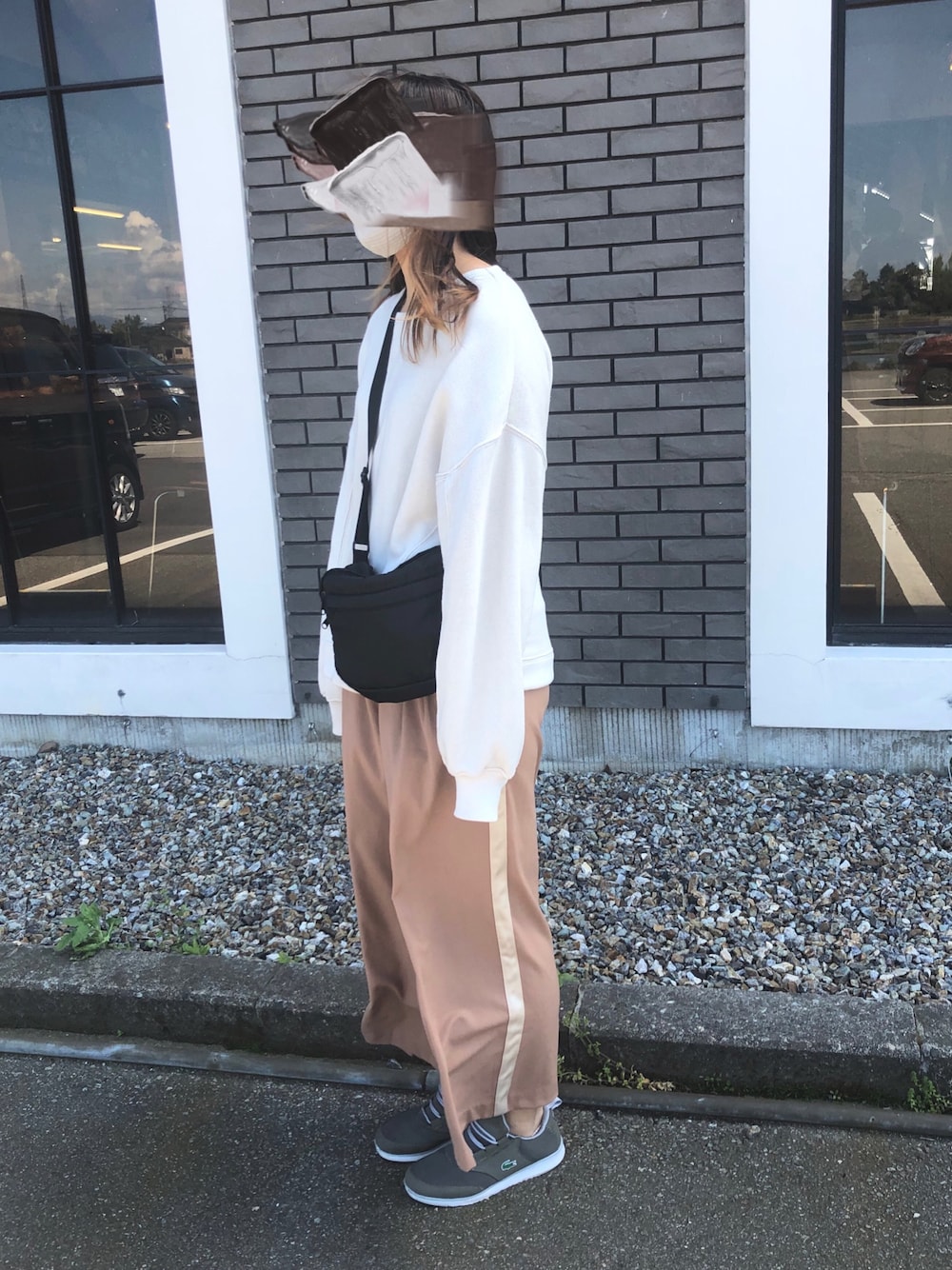 「ワイドパンツ、トレーナー、ゆるコーデ、大人カジュアル、春コーデ、ラフ、ベージュコーデ、ワントーンコーデ」｜「notch.のピグメントルーズスウェット（トップス、ベージュ系）」を使った、まみむめも🐣さん（レディース・169cm）の春コーディネートの1枚目の写真