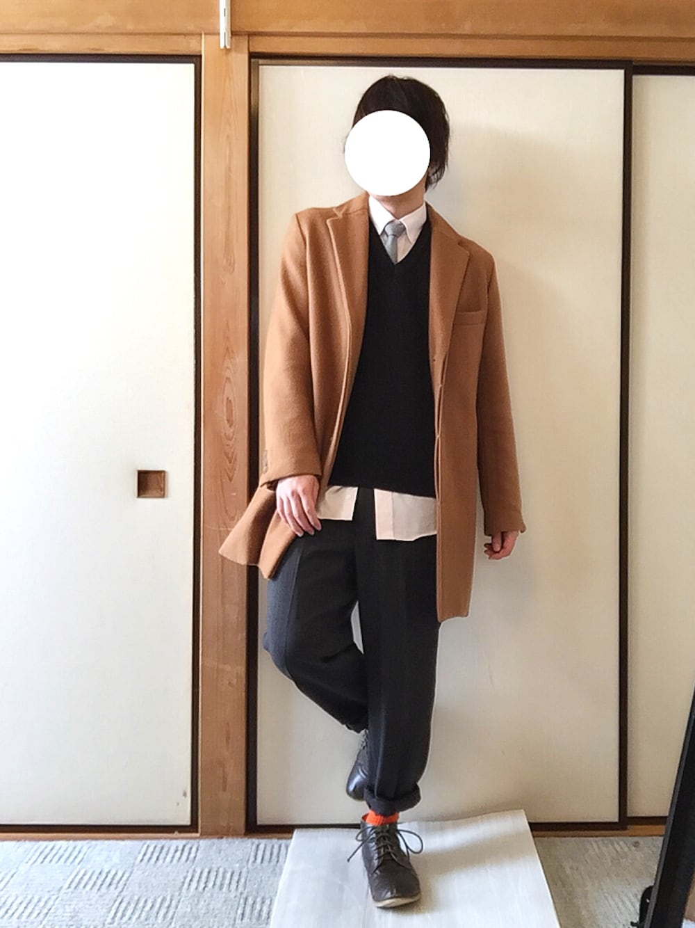 ベージュ系のチェスターコート、ピンク系のシャツ/ブラウス、ブラック系のネクタイを着用したメンズの冬コーディネートの1枚目の写真