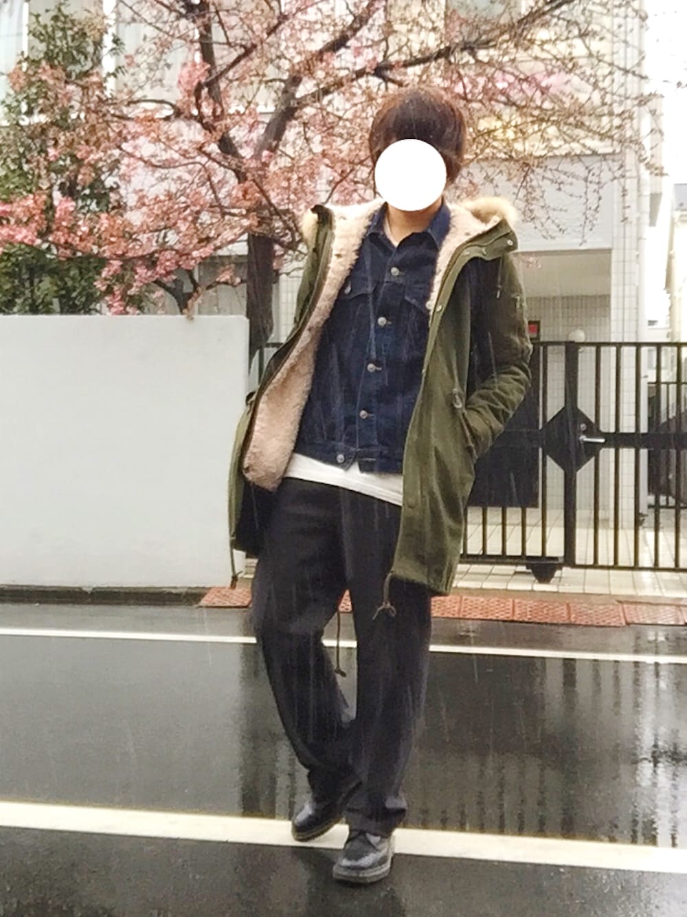 グリーン系のモッズコート、ブルー系のデニムジャケット、ホワイト系のTシャツ/カットソーを着用したメンズの春コーディネートの1枚目の写真