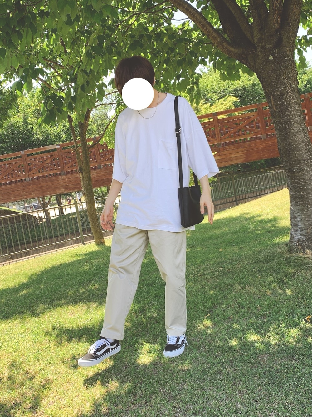 ブラック系のスニーカー、ブラック系のショルダーバッグ、ホワイト系のパンツを着用したメンズの夏コーディネートの1枚目の写真