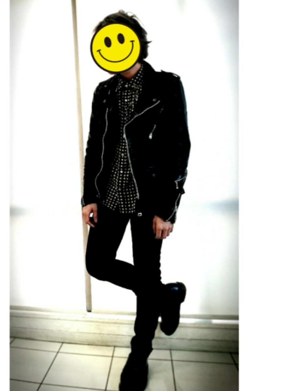 「秋コーデ、シンプル、黒、ライダース、モノトーン、黒スキニー、Dr.Martens、ootd、ワントーンコーデ、glamb」｜「glambのMarlon riders（ライダースジャケット、ブラック系）」を使った、KAZUYAさん（メンズ・172cm）の秋コーディネートの1枚目の写真