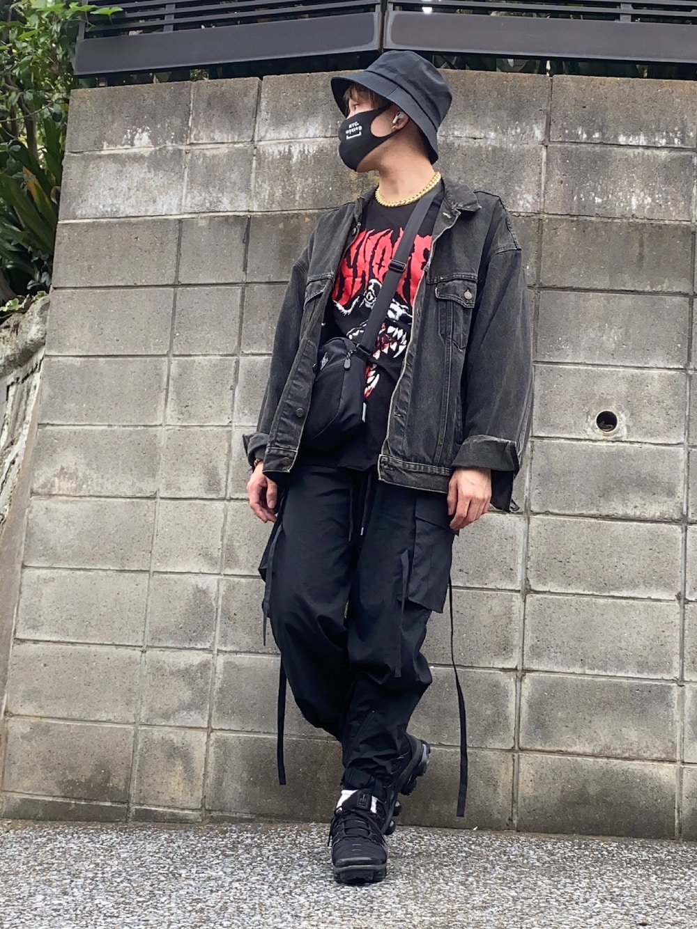 「相互フォロー、いいね、save、フォローお願いします🤑、おしゃれさんと繋がりたい、オーバーサイズ、ビッグシルエット、シンプル、ブラック、秋、スニーカーコーデ、今日のコーデ」｜「AIVERのT/Cクロスバケットハット（ハット、ブラック系）」を使った、KAZUYAさん（メンズ・172cm）の秋コーディネートの1枚目の写真