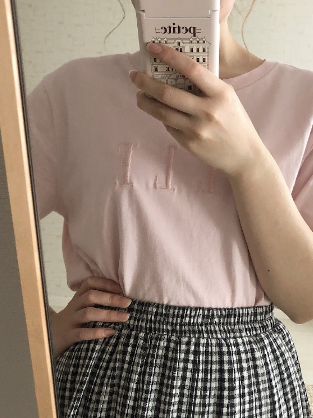 「ゆるコーデ、GUコーデ、リラックススタイル、おしゃれさんと繋がりたい、ootd、おうちファッション、ピンクTシャツ、ギンガムチェック、Tシャツ、シンプルコーデ」｜「GUのアイテム（Tシャツ/カットソー、ピンク系）」を使った、satsukiさん（レディース・152cm）の春コーディネートの1枚目の写真