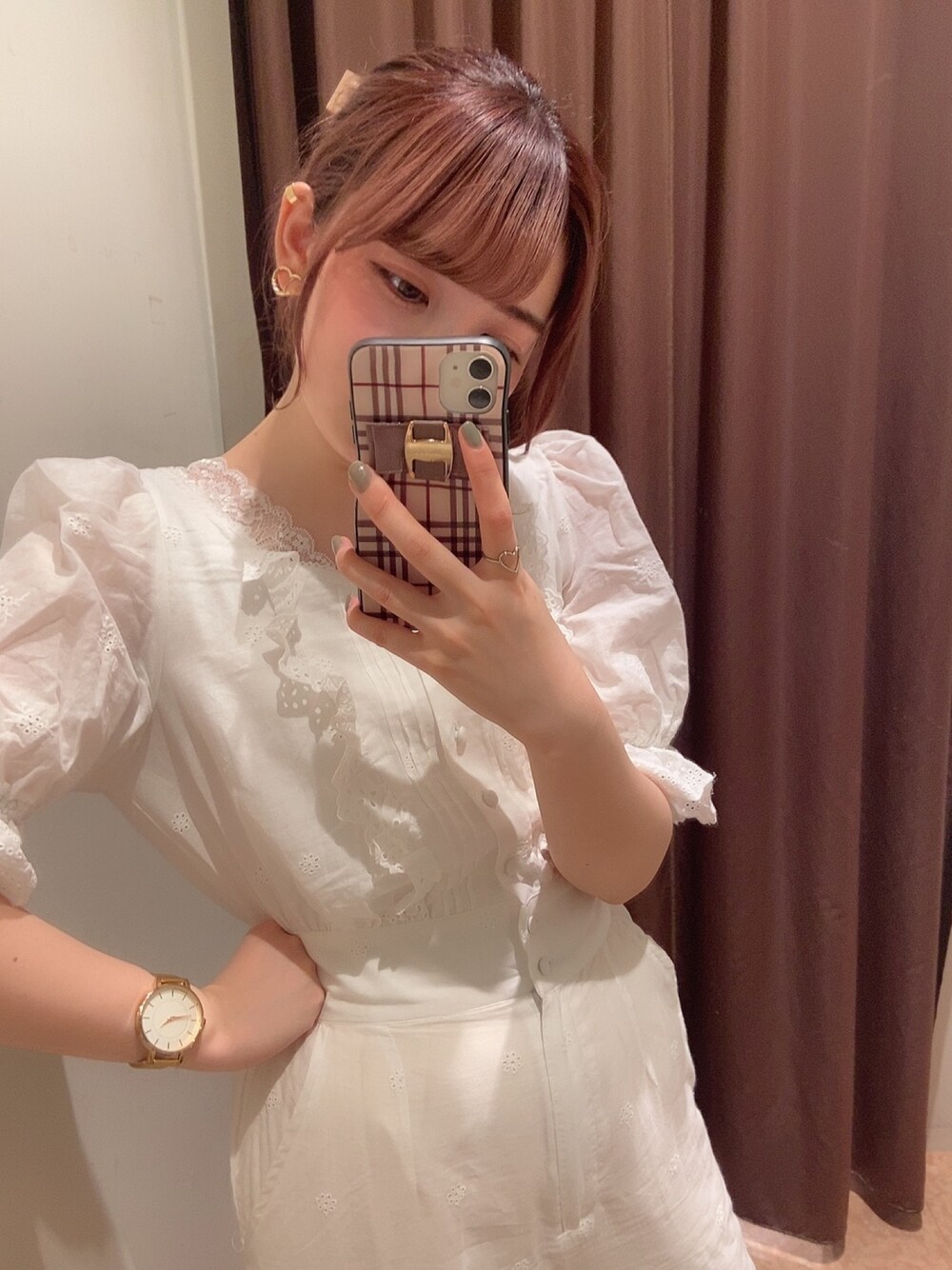 ホワイト系のサロペット/オーバーオールを着用したレディースの夏コーディネートの1枚目の写真