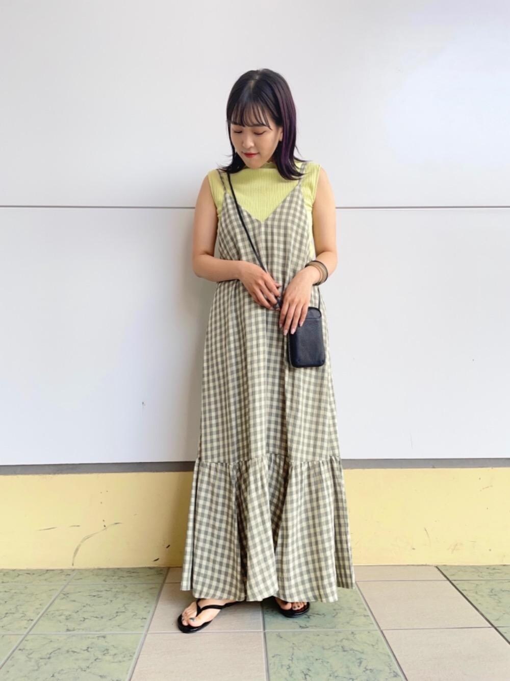 「ワンピース、トレンド、リラックス、RECOMMEND  ITEM STYLING」｜「BEAUTY&YOUTH UNITED ARROWSのBY∴ レザージップスリムウォレットショルダー（ポーチ、ブラック系）」を使った、岩本　実紗さん（レディース・158cm）の春コーディネートの1枚目の写真