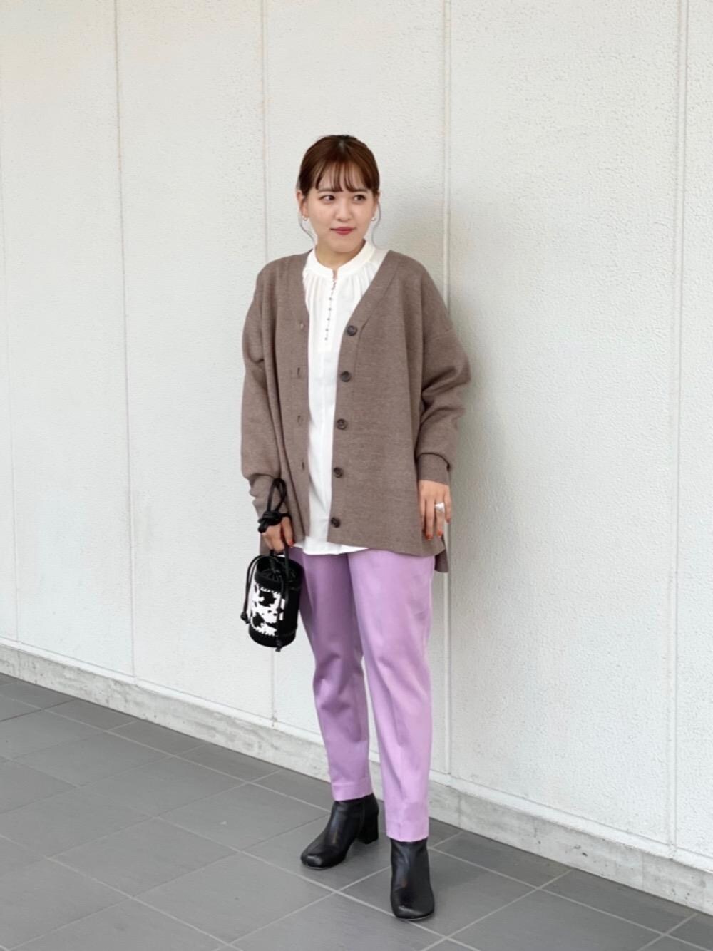 「トレンド、シューズ、フェミニン、ビジネス、シャツ/ブラウス、Tシャツ/カットソー、ニット/セーター」｜「BEAUTY&YOUTH UNITED ARROWSのBY ヘアー ボトル ショルダー バッグ（ショルダーバッグ、ブラック系）」を使った、岩本　実紗さん（レディース・158cm）の秋コーディネートの1枚目の写真