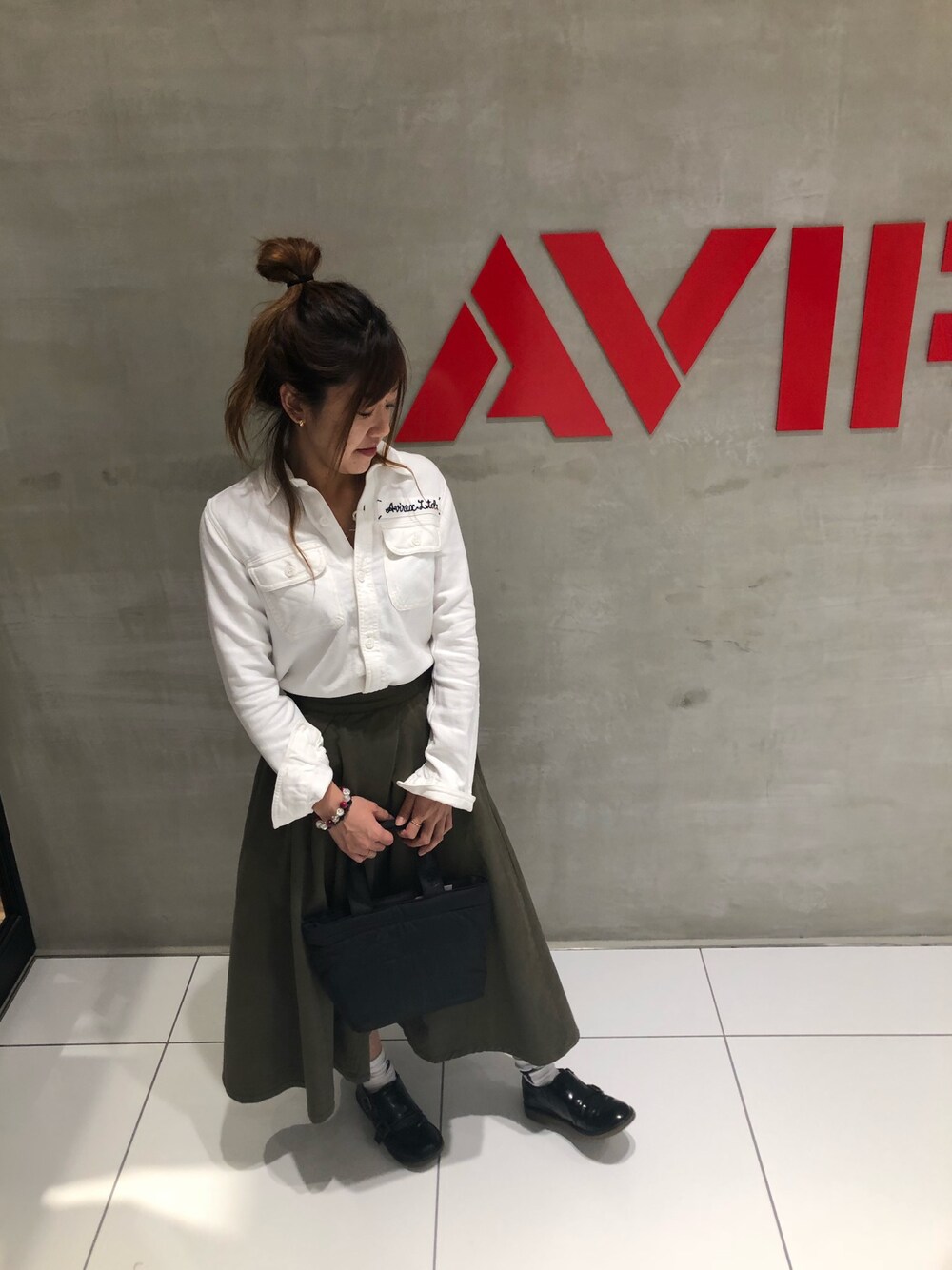 「スカート、シャツ、バッグ、秋のコーデ、AVIREX、オリーブ、大人コーデ、ソックス、秋、大人ガーリー」｜「AVIREXのAVIREX/ アヴィレックス/ TYPE BLUE L-INDIGO CHECK WORK SHIRT/ タイプブルー インディゴ チェック ワークシャツ（シャツ/ブラウス、ホワイト系）」を使った、Yukiさん（レディース・159cm）の秋コーディネートの1枚目の写真