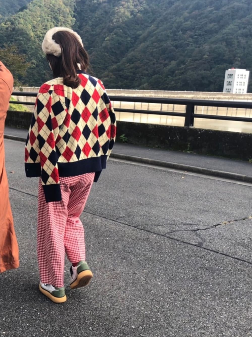 「BEAMS BOYのアイテム（カーディガン/ボレロ、レッド系）」を使った、►rie◄さん（レディース・155cm）の秋コーディネートの1枚目の写真