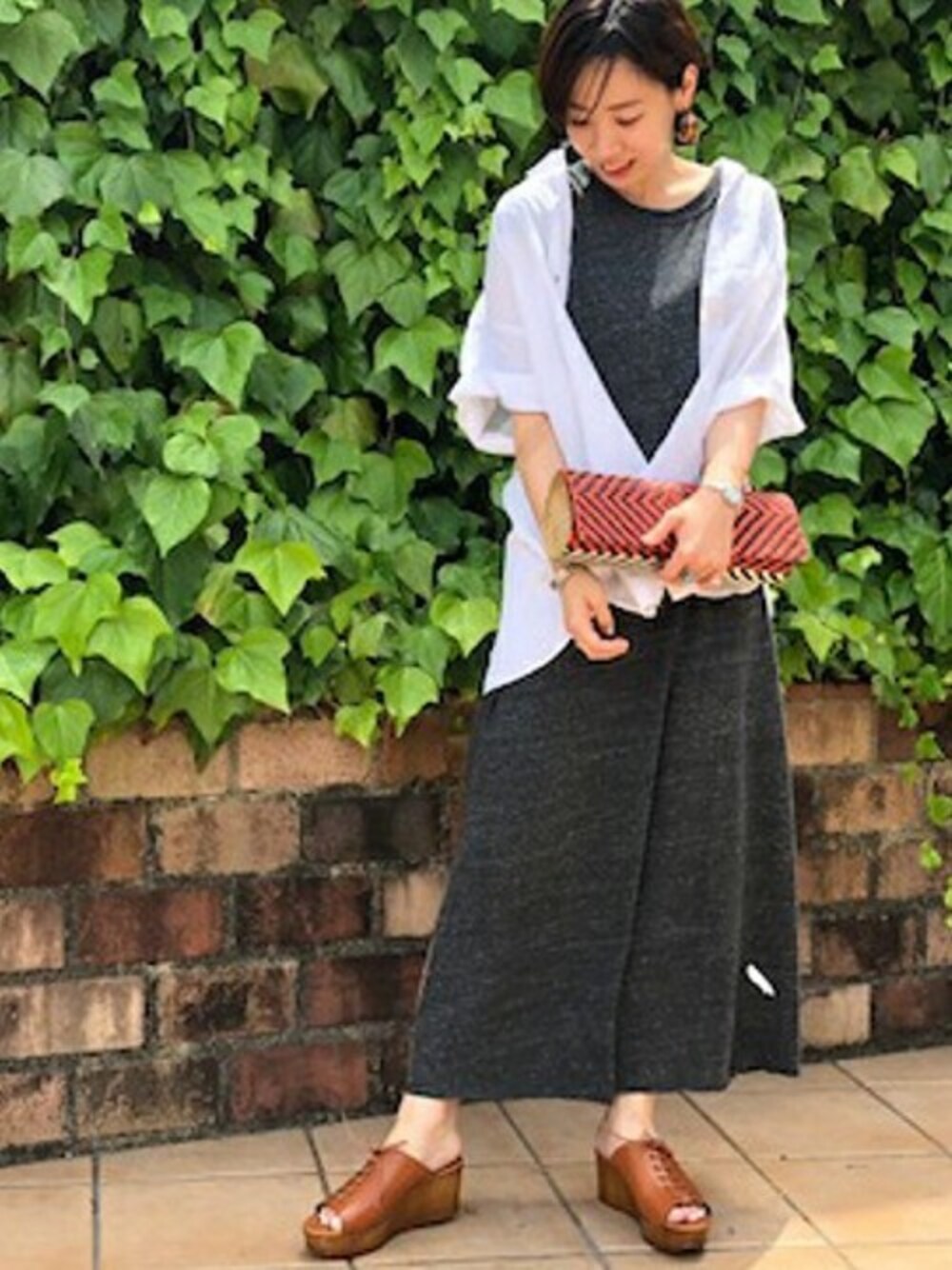 ブラック系のワンピース、ホワイト系のシャツ/ブラウスを着用したレディースの夏コーディネートの1枚目の写真