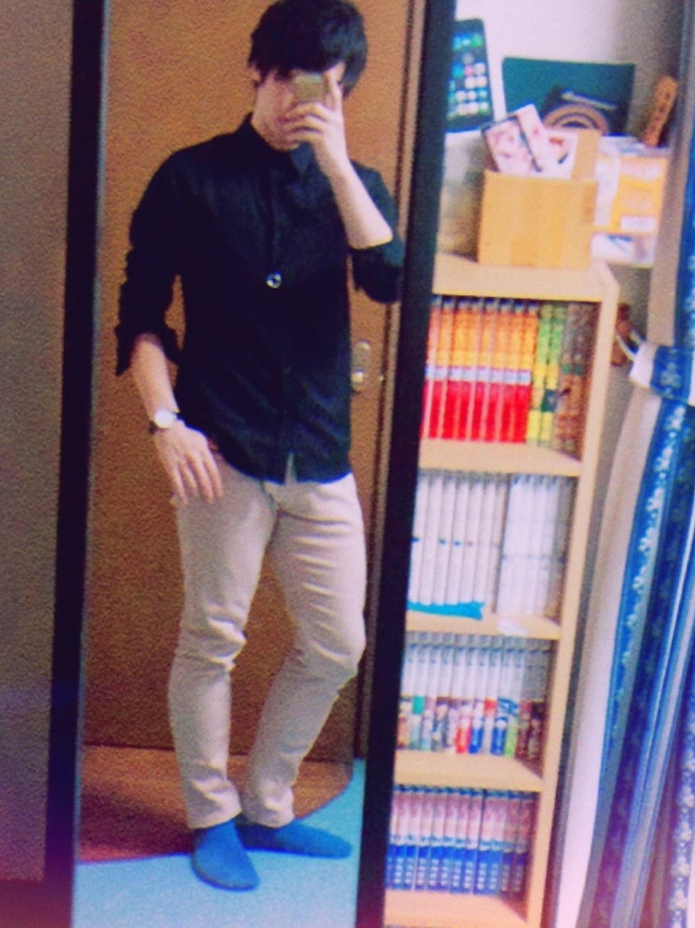 ブラック系のシャツ/ブラウス、ベージュ系のチノパンツ、ブラック系のネックレスを着用したメンズの秋コーディネートの1枚目の写真