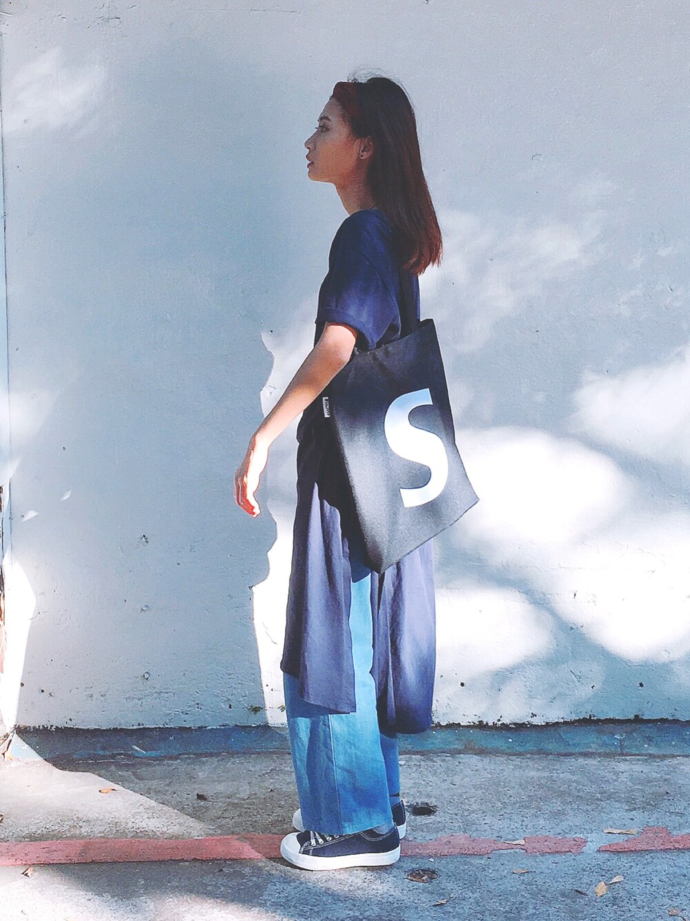 「ootd、outfit、summer、denim、blue、TAIPEI、snupped、無印良品、sneakers」｜「snuppedのアイテム（バッグ、ブラック系）」を使った、陳泛亭さん（レディース・158cm）の冬コーディネートの1枚目の写真