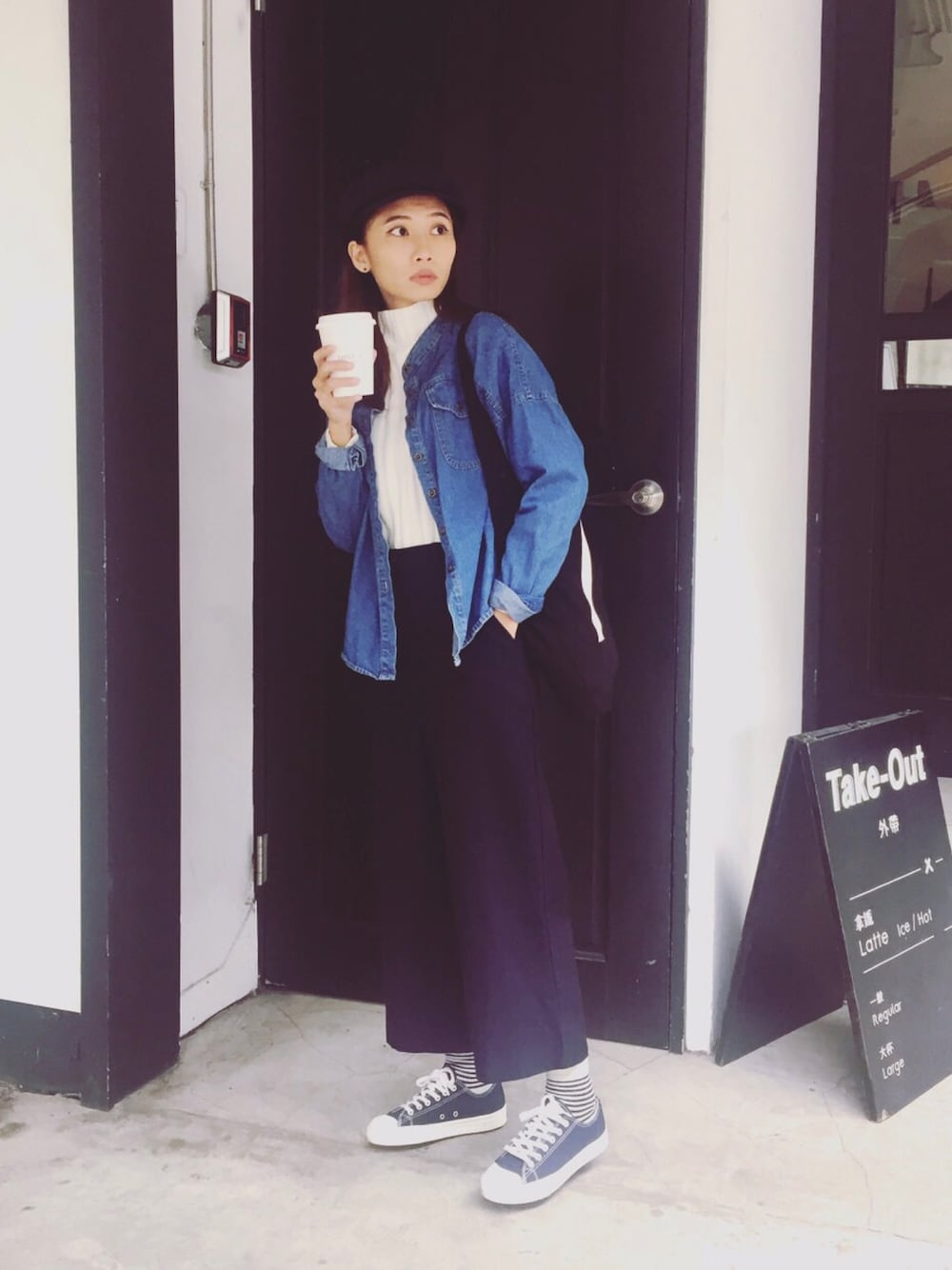 「ootd、outfit、winter、denim、hat、white、無印良品、sneakers」｜「PAZZOのアイテム（トップス、ホワイト系）」を使った、陳泛亭さん（レディース・158cm）の冬コーディネートの1枚目の写真