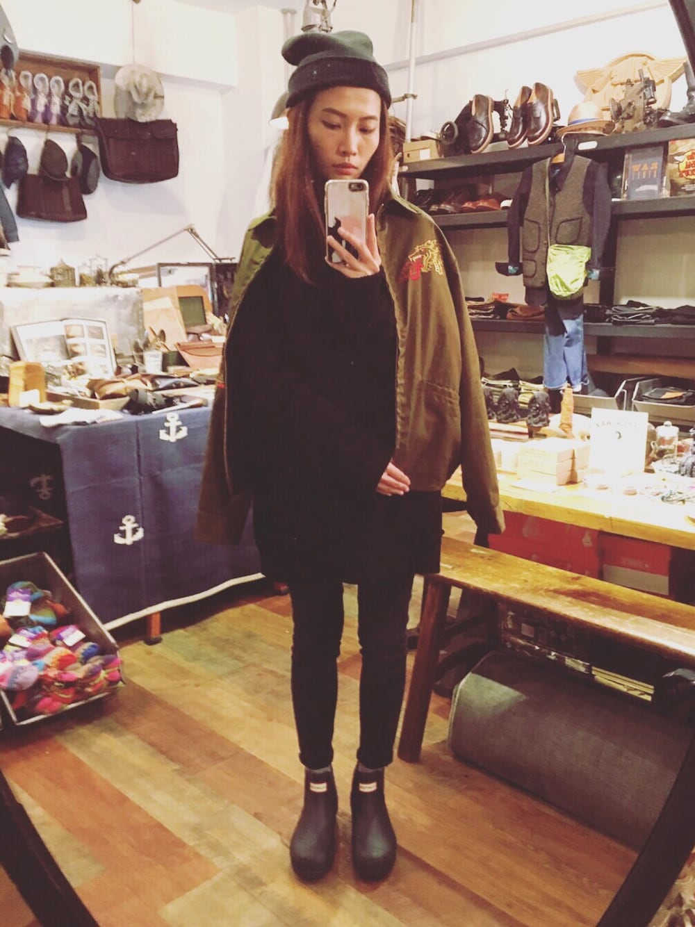 「ootd、outfit、rainyday、hat、black、streetstyle、HUNTER、TOYO、Taiwan」｜「HUNTERのアイテム（レインシューズ、グリーン系）」を使った、陳泛亭さん（レディース・158cm）の冬コーディネートの1枚目の写真