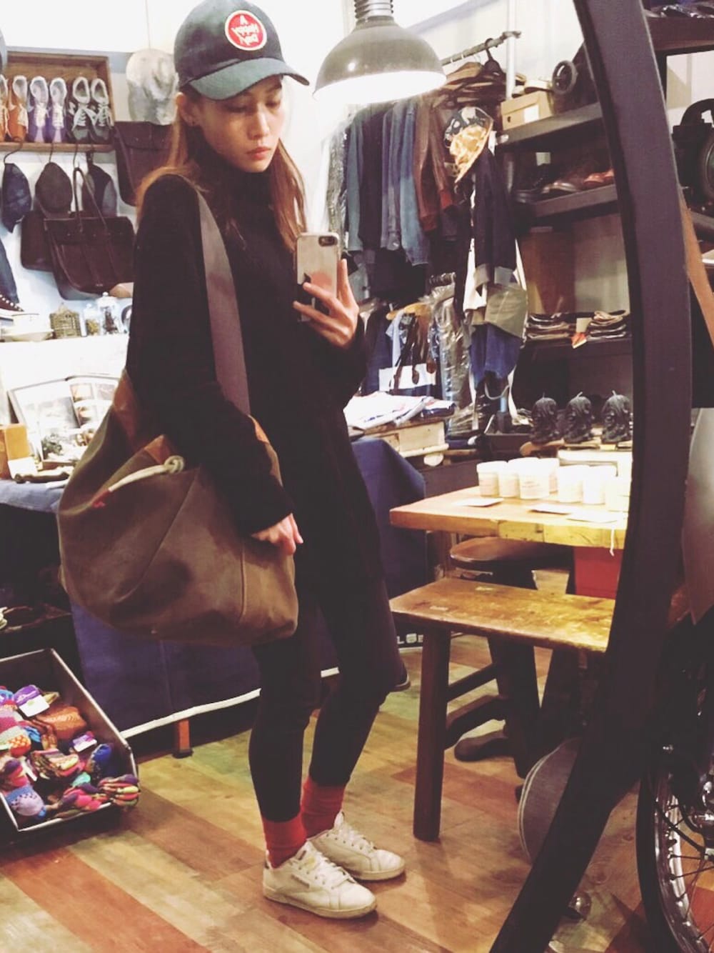 「ootd、outfit、winter、TAIPEI、Taiwan、black、sweater、ues、red、reebok」｜「The W & Anchor Bros.のアイテム（バッグ、ベージュ系）」を使った、陳泛亭さん（レディース・158cm）の春コーディネートの1枚目の写真