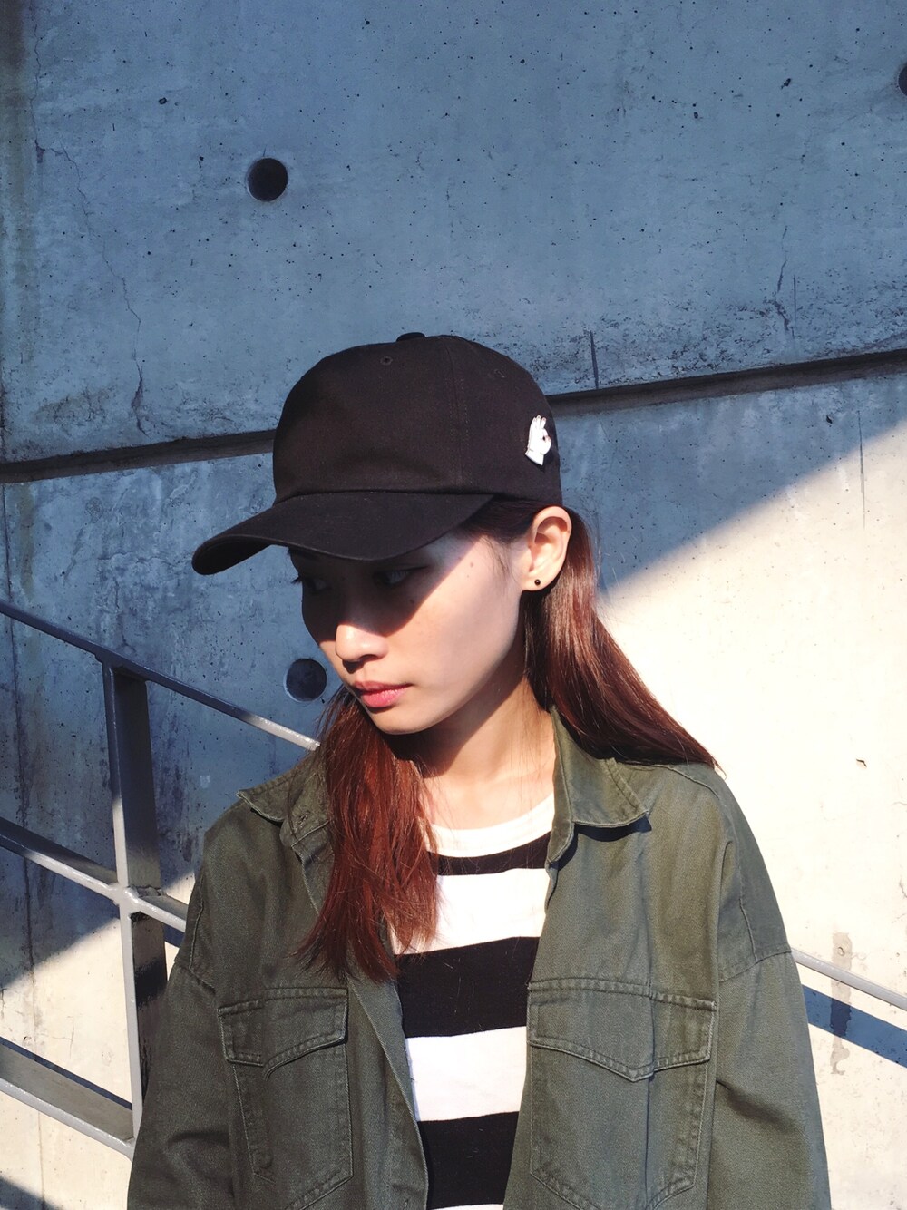 「ootd、outfit、pin、hat、CAP、casual、black and white、streetstyle、black」｜「IAPO 夜婆のアイテム（ファッション雑貨、ホワイト系）」を使った、陳泛亭さん（レディース・158cm）の春コーディネートの1枚目の写真