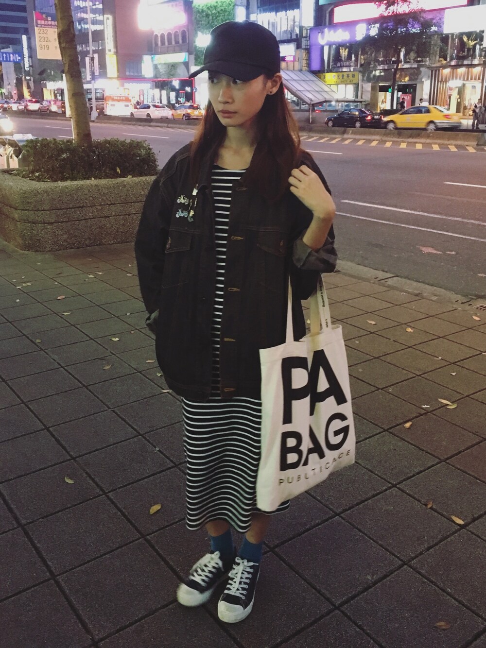 「ootd、outfit、denim、casual、hat、stripe、black and white、sneakers」｜「IAPO 夜婆のアイテム（ファッション雑貨、ホワイト系）」を使った、陳泛亭さん（レディース・158cm）の春コーディネートの1枚目の写真