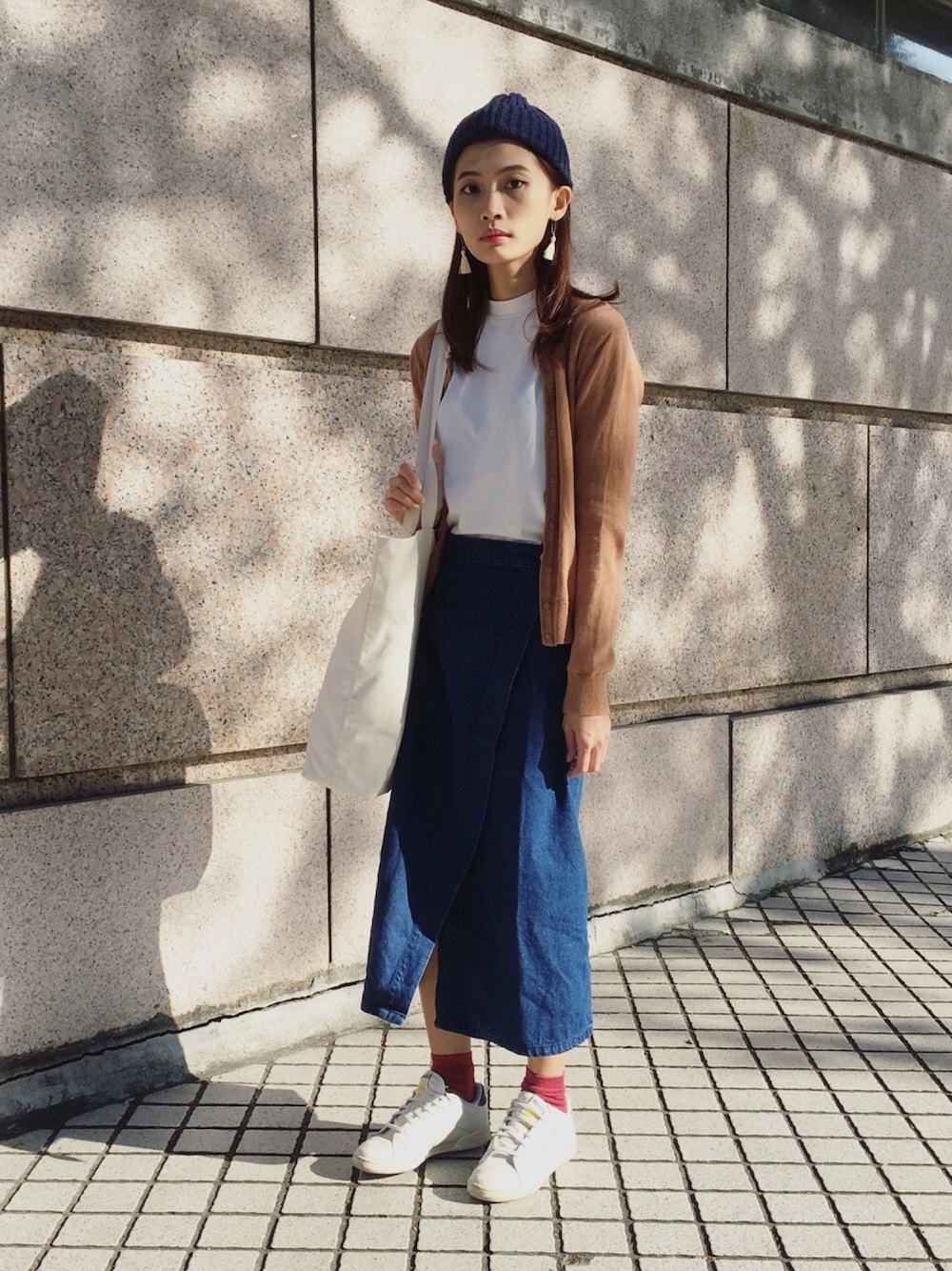 「ootd、outfit、denim、streetstyle、Taiwan、H&M、reebok」｜「Reebokのアイテム（シューズ、ホワイト系）」を使った、陳泛亭さん（レディース・158cm）の春コーディネートの1枚目の写真