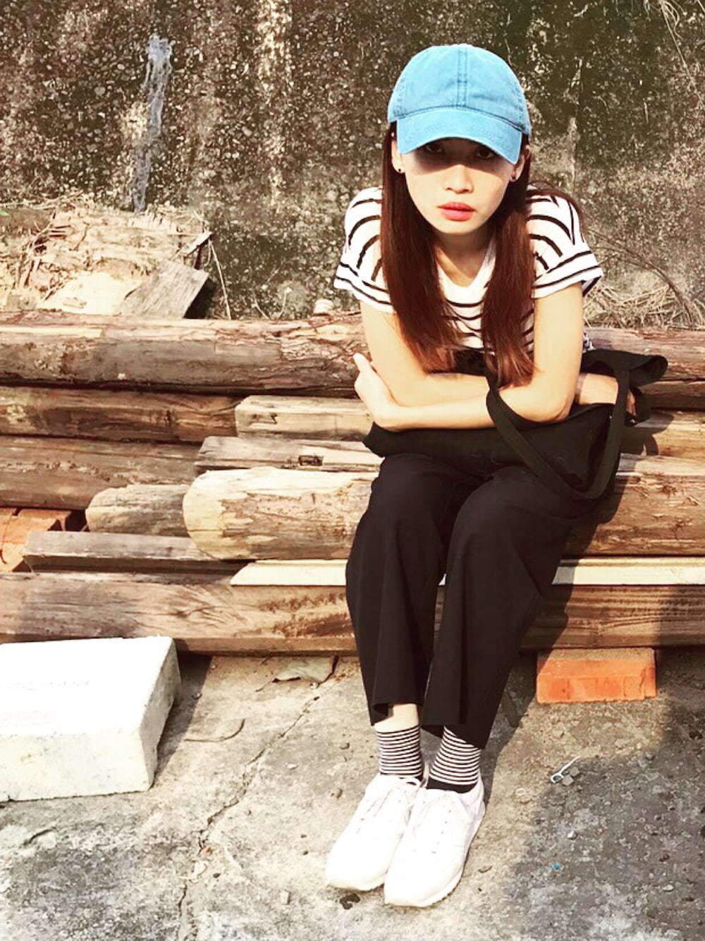 「ootd、outfit、summer、casual、hat、stripe、New Balance」｜「PUBUTIC ACEのアイテム（バッグ、ブラック系）」を使った、陳泛亭さん（レディース・158cm）の春コーディネートの1枚目の写真