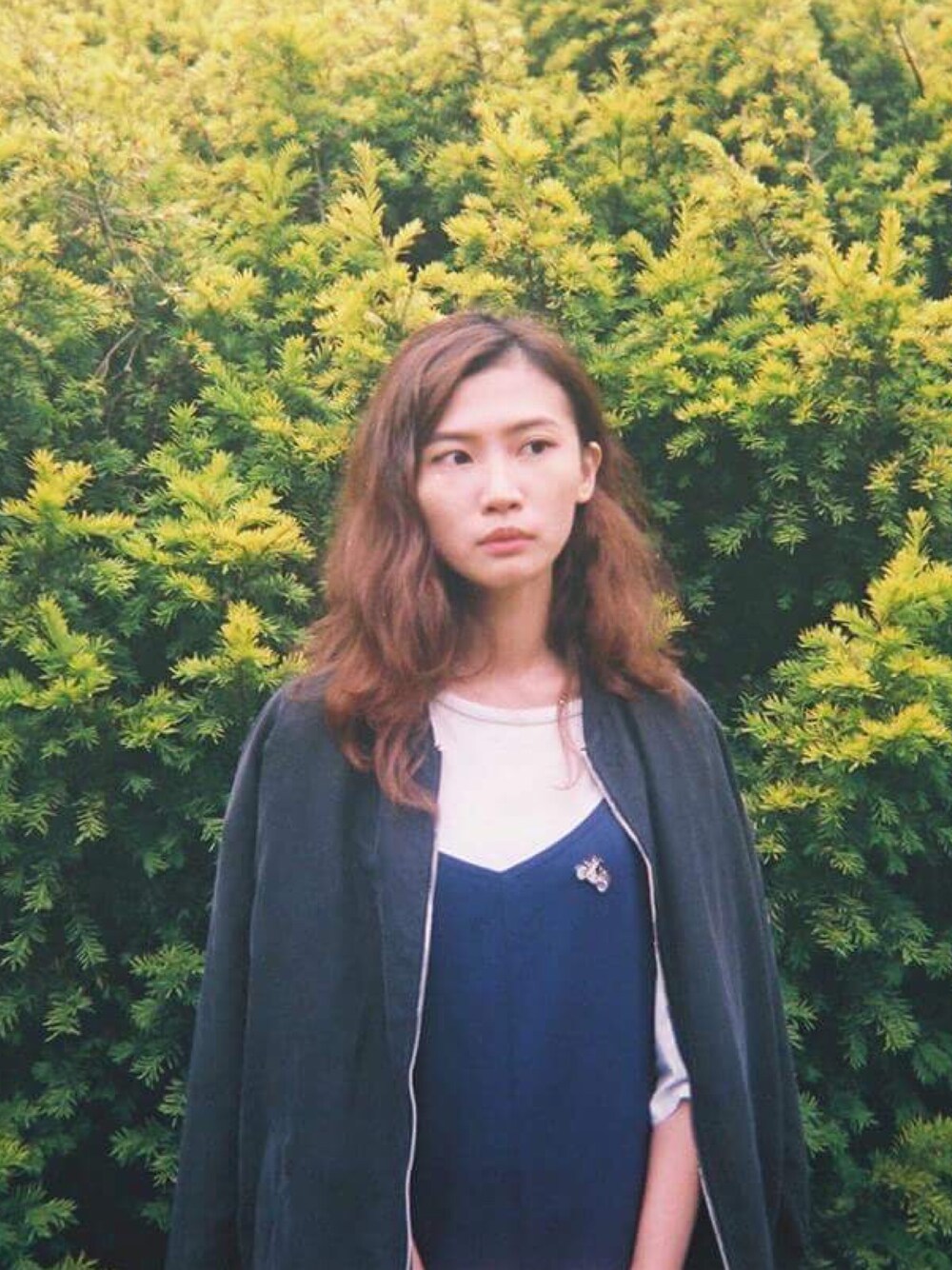 「秋のコーデ、ootd、fashion、寒い、秋服、Taiwan、blue、outfit」｜「IAPO 夜婆のアイテム（ブローチ/コサージュ、ブラウン系）」を使った、陳泛亭さん（レディース・158cm）の秋コーディネートの1枚目の写真