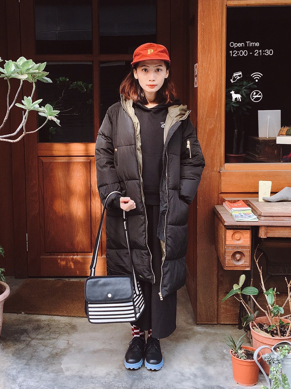 「冬コーデ、黒、CAMPER、outfit、ootd、Taiwan、UNIQLO」｜「UNIQLOのアイテム（トップス、ブラック系）」を使った、陳泛亭さん（レディース・158cm）の冬コーディネートの1枚目の写真