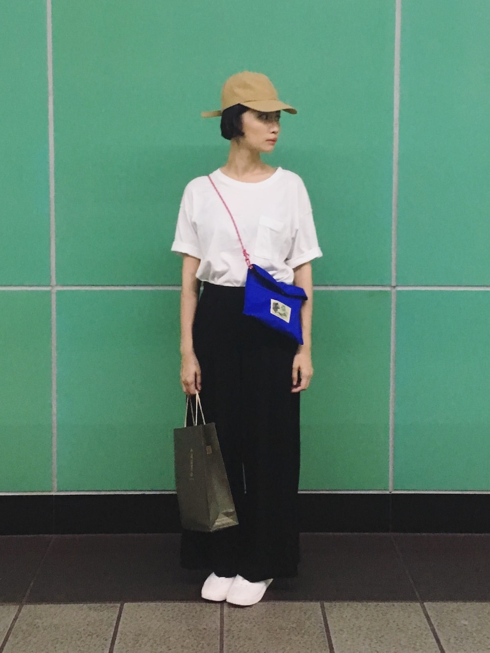 「無印良品、卡其、Taiwan、TAIPEI、black、black and white、outfit、ootd」｜「無印良品のアイテム（キャップ、ベージュ系）」を使った、陳泛亭さん（レディース・158cm）の秋コーディネートの1枚目の写真