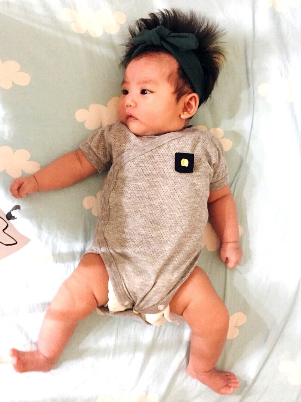 「UNIQLO、baby、babygirl 、babyfashion、Taiwan、TAIPEI、ootd」｜「UNIQLOのアイテム（ロンパース、グレー系）」を使った、陳泛亭さん（レディース・158cm）の秋コーディネートの1枚目の写真