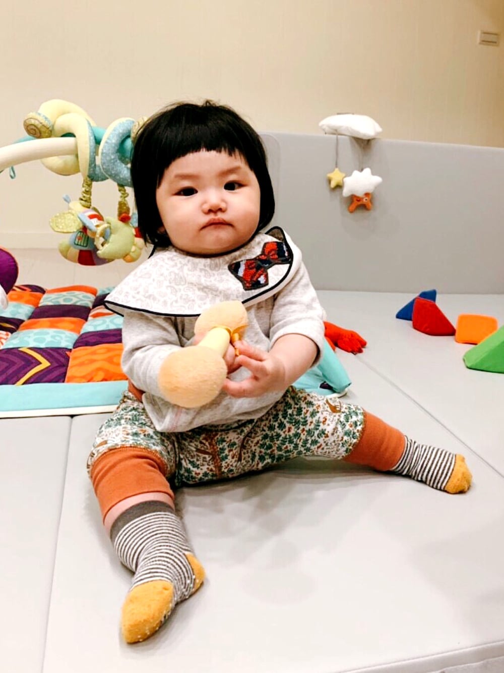 「baby、UNIQLO、markey's、modeerskahuset、babygirl 、Taiwan」｜「MARLMARLのアイテム（スタイ/よだれかけ、グレー系）」を使った、陳泛亭さん（レディース・158cm）の冬コーディネートの1枚目の写真