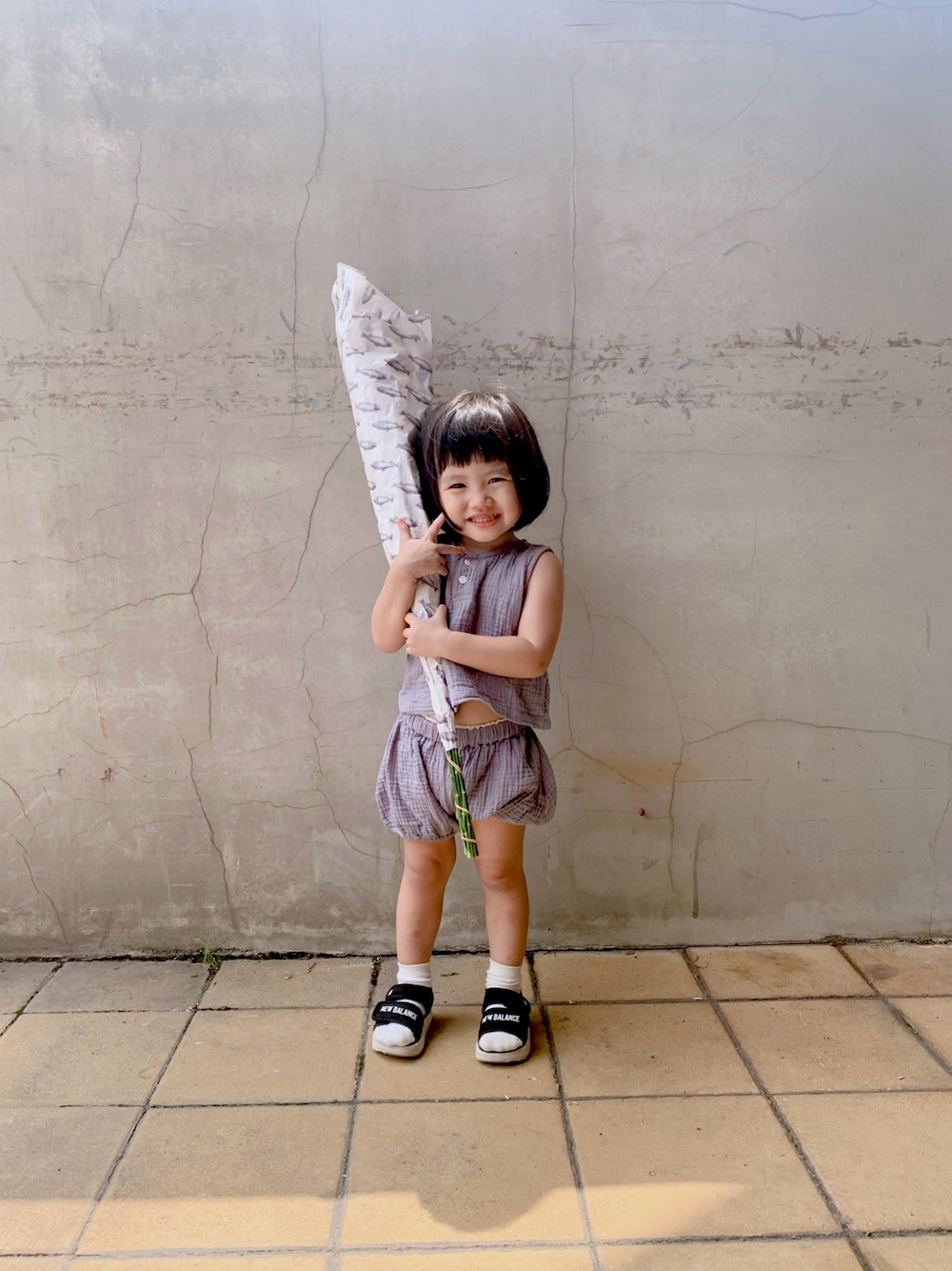 「ootd、Taiwan、kids、kidsootd、NEWBALANCE、小孩」｜「NEW BALANCEのアイテム（サンダル、ブラック系）」を使った、陳泛亭さん（レディース・158cm）の秋コーディネートの1枚目の写真