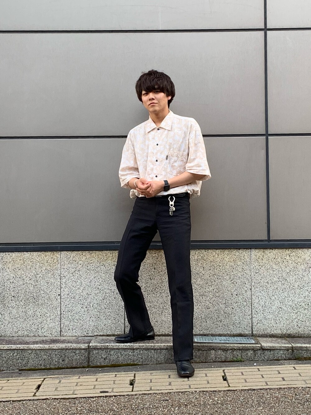 「夏、シンプルコーデ、トレンドコーデ、オーバーサイズ、大学生、柄シャツ、タックイン、ストレートパンツ、スラックス、パンプス」｜「MICHIKO LONDONのアイテム（シャツ/ブラウス、イエロー系）」を使った、鷹見侑輝さん（メンズ・176cm）の春コーディネートの1枚目の写真