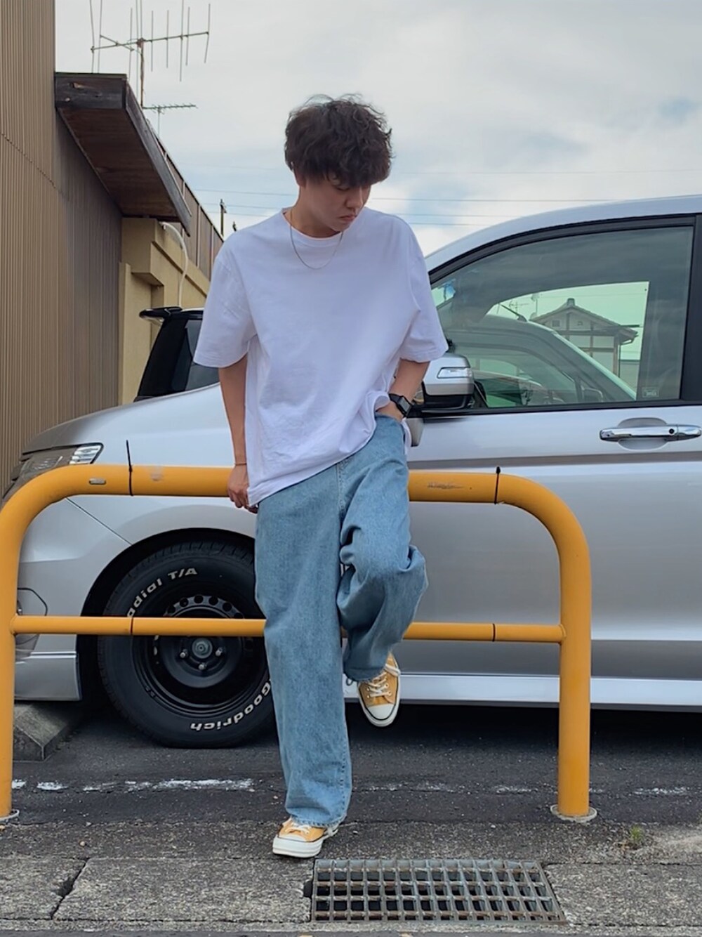 「夏、シンプルコーデ、オーバーサイズ、ビッグシルエット、スニーカーコーデ、ドメスティックブランド、白Tシャツ、ワイドデニム、converse、CT70s」｜「H&Mのアイテム（Tシャツ/カットソー、ホワイト系）」を使った、鷹見侑輝さん（メンズ・176cm）の夏コーディネートの1枚目の写真