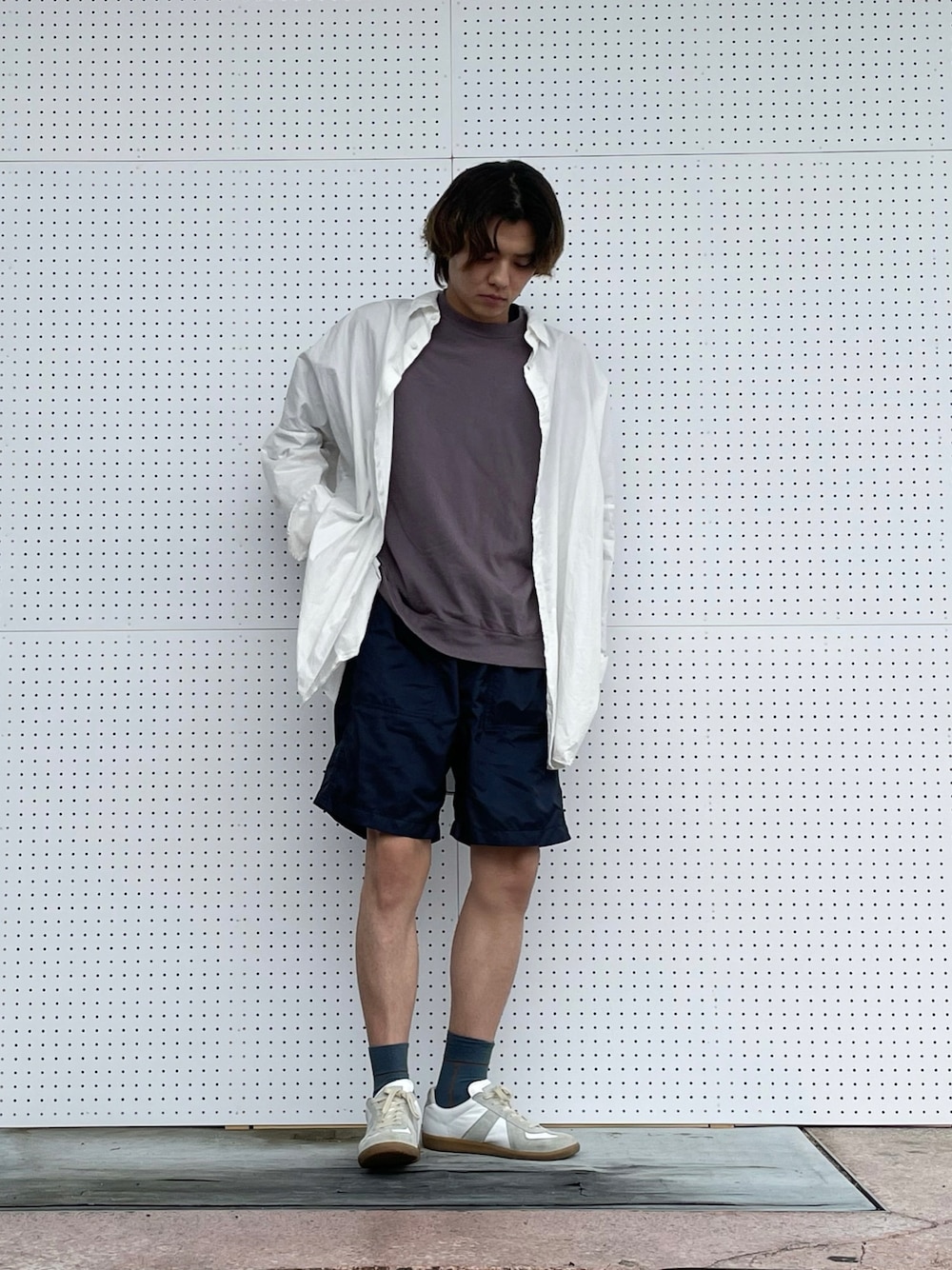 ホワイト系のシャツ/ブラウス、パープル系のTシャツ/カットソー、ブルー系のパンツを着用したメンズの春コーディネートの1枚目の写真