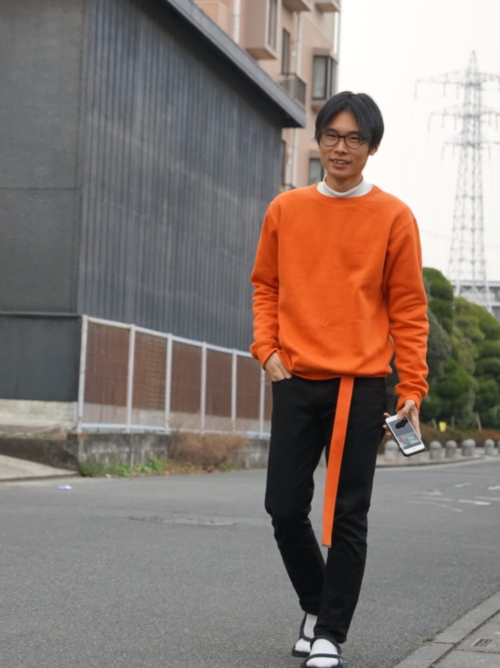 「春」｜「WEGOのWEGO/カラー起毛プルオーバー（スウェット、オレンジ系）」を使った、Mikinori さん（メンズ・175cm）の春コーディネートの1枚目の写真