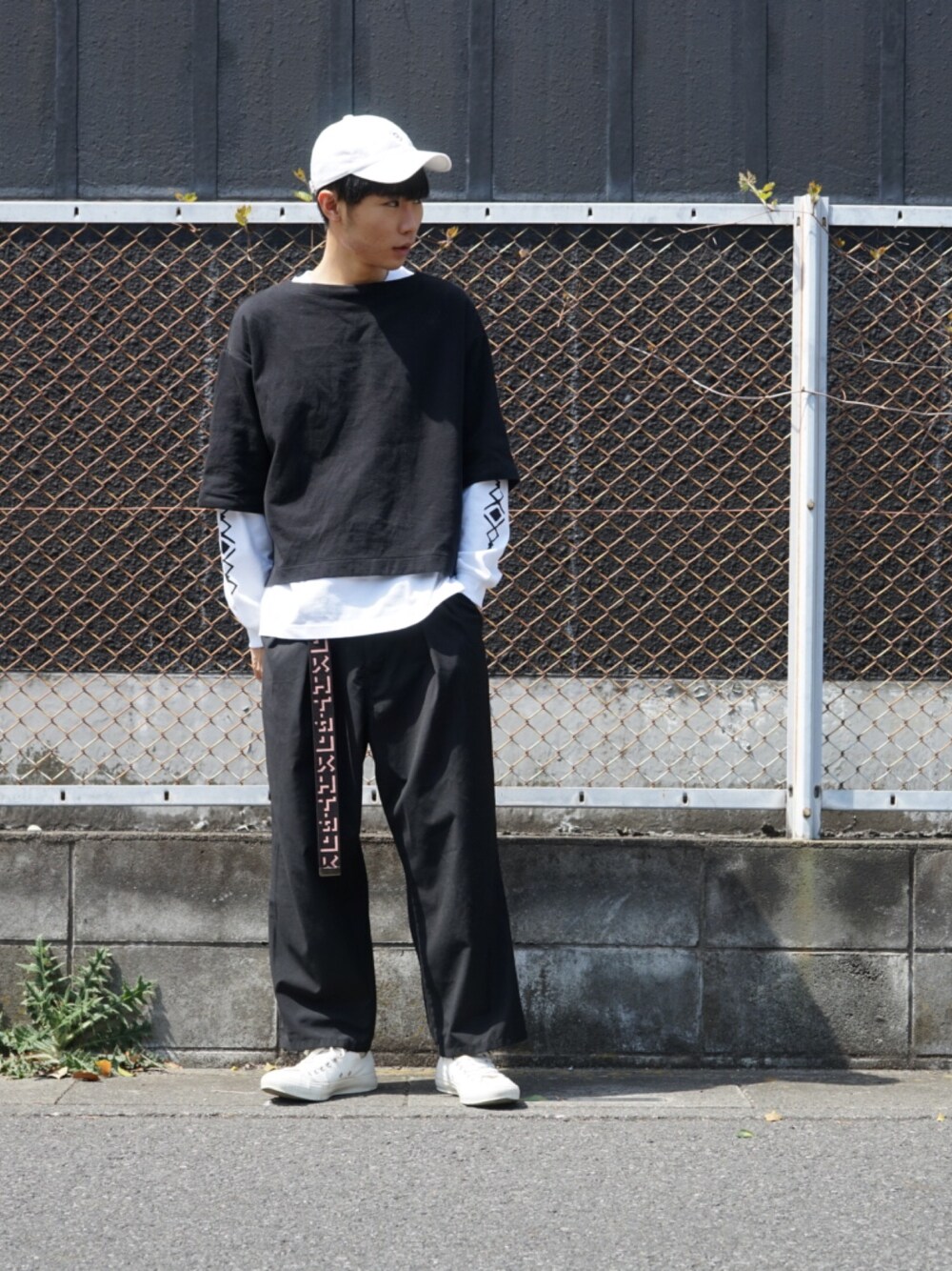 「シンプルコーデ、黒、ラフ、outfit、モノトーン、モノトーンコーデ、ロングベルト、キャップ、＃ワイドパンツ、重ね着」｜「CONVERSEのCONVERSE コンバース ALL STAR MONOCOLORS ND OX  WHITE（スニーカー、ホワイト系）」を使った、Mikinori さん（メンズ・175cm）の春コーディネートの1枚目の写真