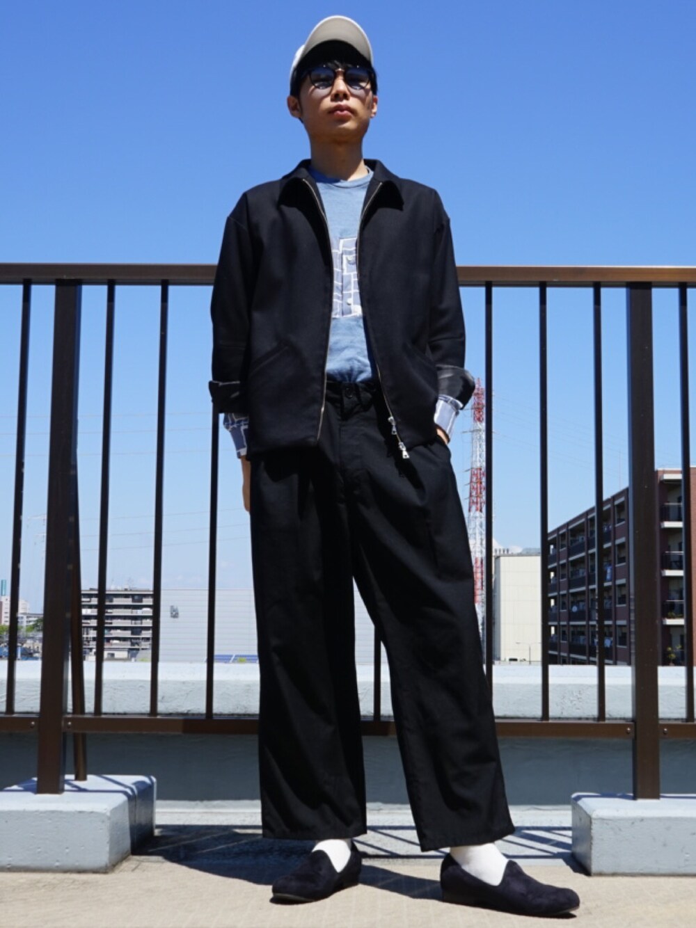 「休日スタイル、カジュアル、春、ストリート、ワイドパンツ、キャップ、サングラス、水色、モード、黒」｜「HAREのTRドリズラーブルゾン（HARE）（ブルゾン、ブラック系）」を使った、Mikinori さん（メンズ・175cm）の春コーディネートの1枚目の写真