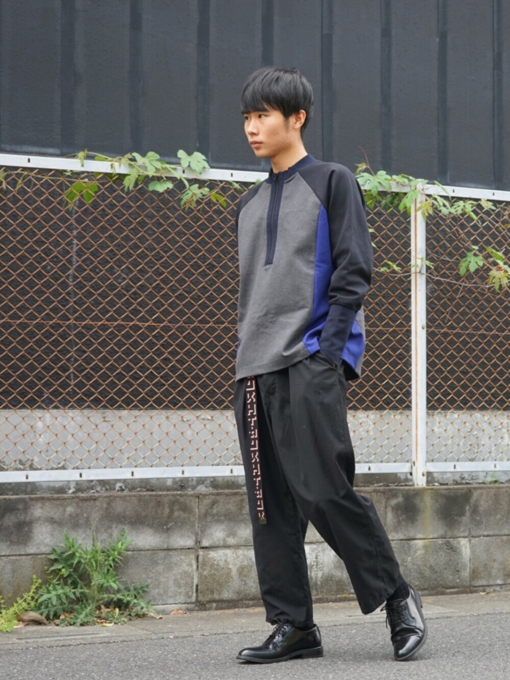 「休日スタイル、オトナカジュアル、ootd、シンプル、ワイドパンツ、ロングベルト、モノトーン、ブラック」｜「ETHOSENSのアイテム（ベルト、ピンク系）」を使った、Mikinori さん（メンズ・175cm）の春コーディネートの1枚目の写真