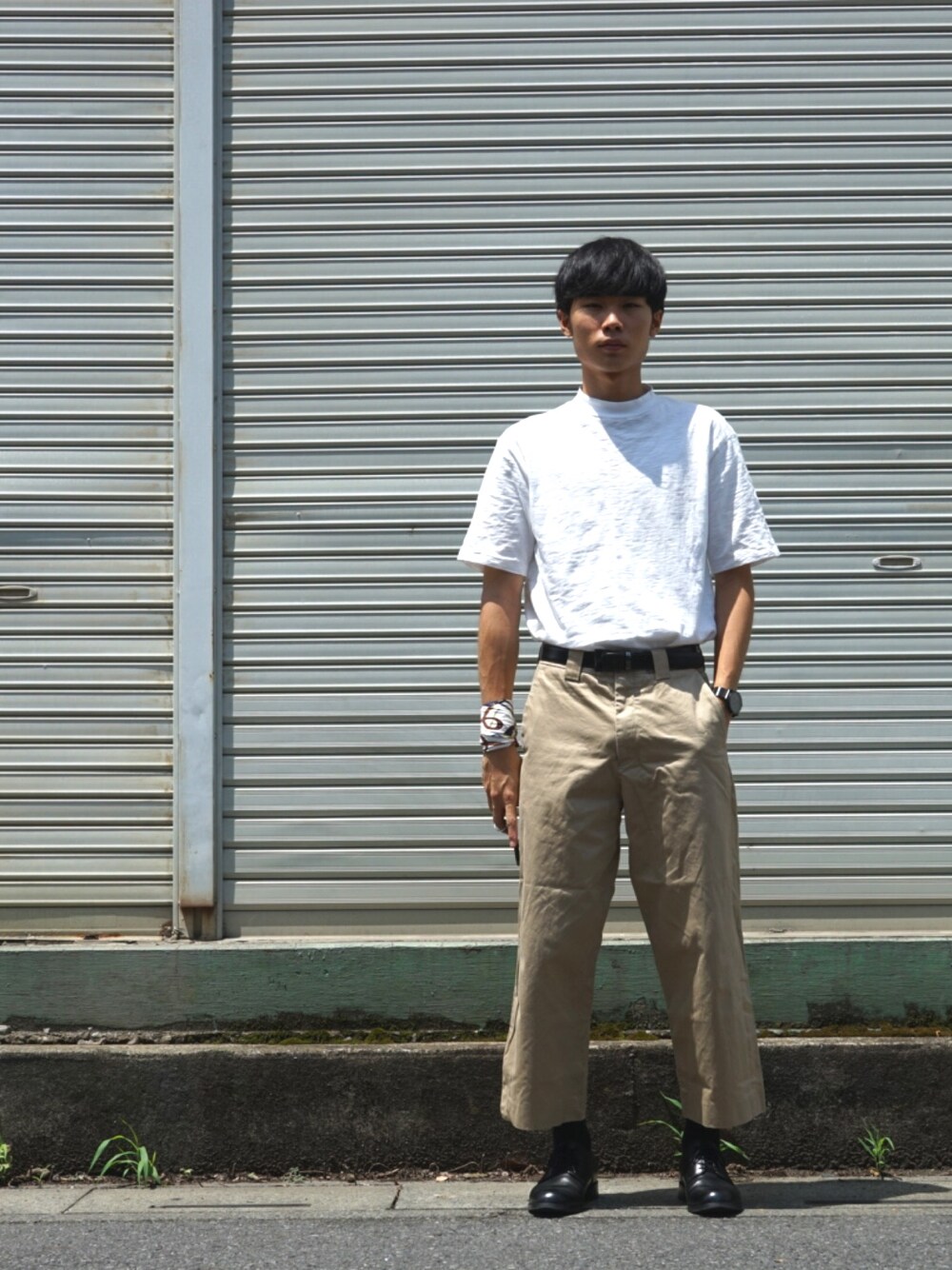 「大人カジュアル、サマースタイル、白Tシャツ、モノトーン、HARE、タックイン、チノパン、革靴、バンダナ、シンプル」｜「HAREのレザープレーントゥシューズ(HARE)（ドレスシューズ、ブラック系）」を使った、Mikinori さん（メンズ・175cm）の夏コーディネートの1枚目の写真