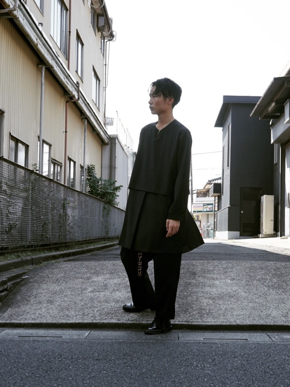 「休日スタイル、シンプルコーデ、秋コーデ、ootd、ワイドパンツ、革靴、モード、ブラック、ワントーンコーデ」｜「HAREの【MADE IN JAPAN】プレーンレザーシューズ(HARE)（ドレスシューズ、ブラック系）」を使った、Mikinori さん（メンズ・175cm）の秋コーディネートの1枚目の写真