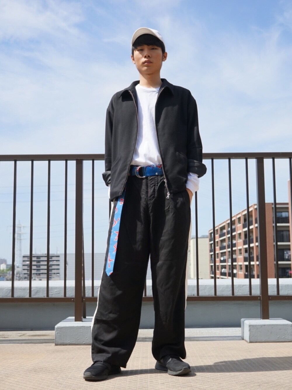 「休日スタイル、きれいめカジュアル、スニーカー、ナイキ、モノトーン、キャンプ、ロングベルト、ootd、ドラフトナイキ」｜「SHAREEFのSIDE LINE PANTS（その他パンツ、ブラック系）」を使った、Mikinori さん（メンズ・175cm）の春コーディネートの1枚目の写真